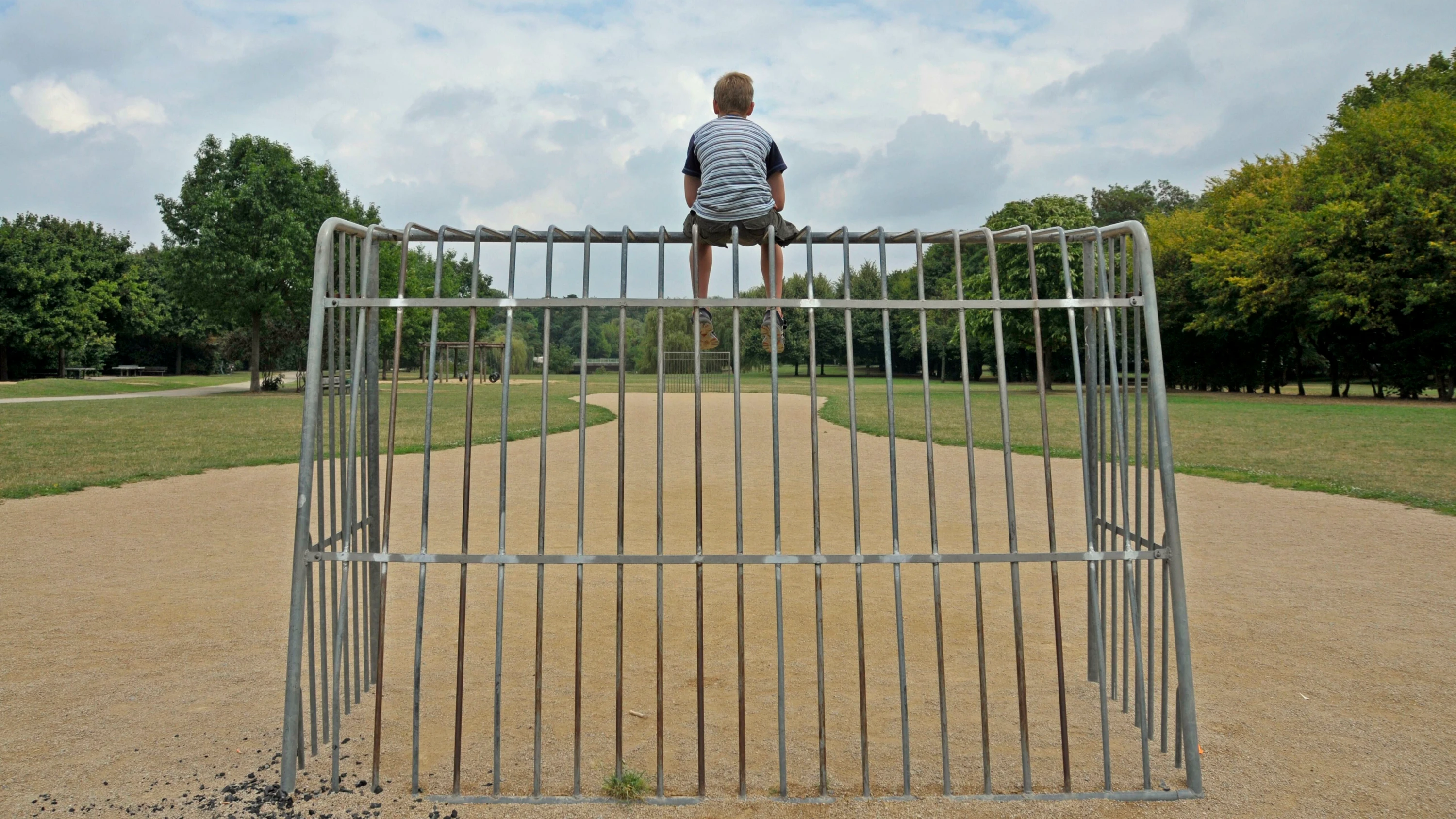 Zeit zum Nachdenken: einsam auf dem Bolzplatz - Picture Alliance