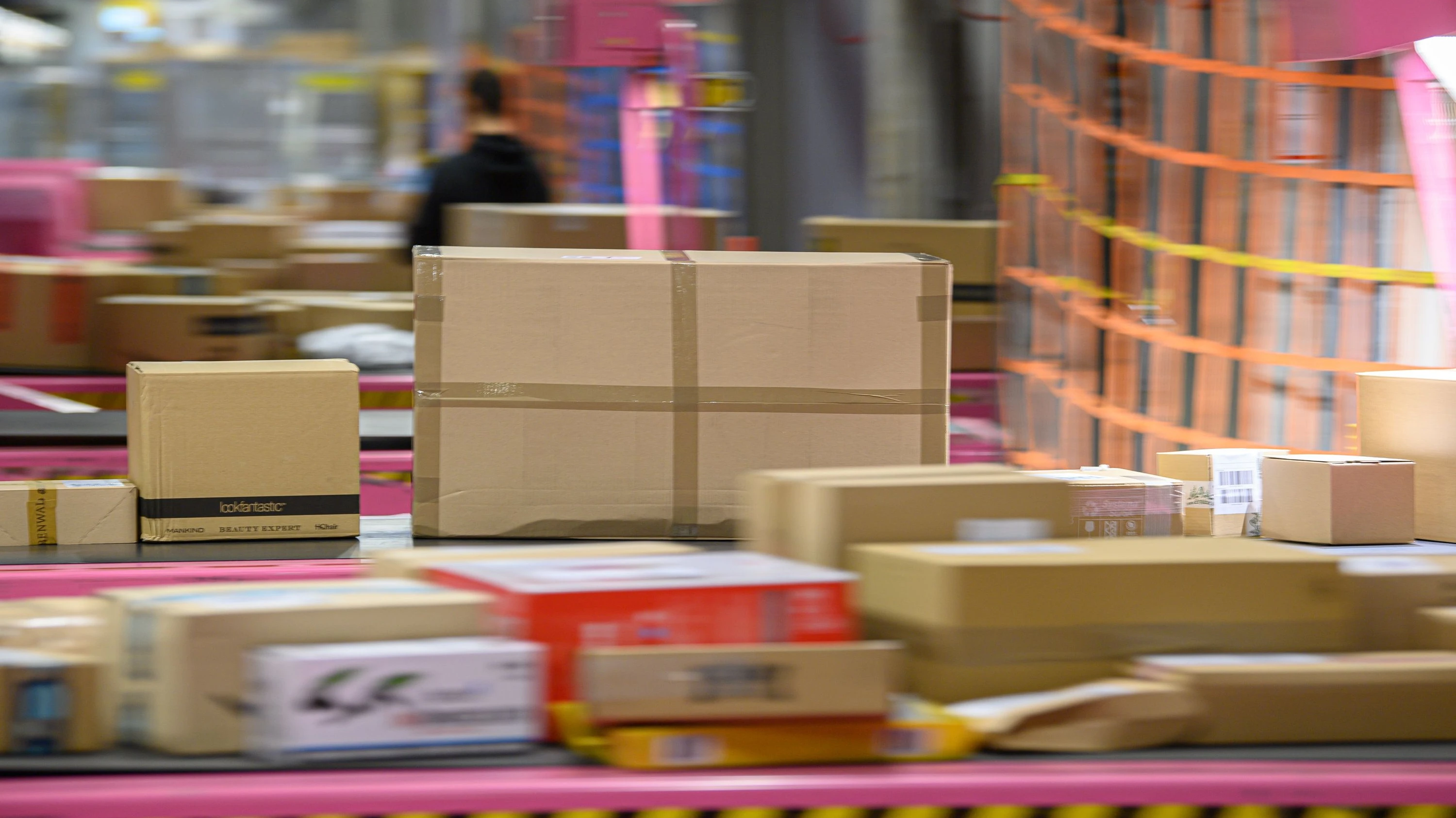Mecklenburg-Vorpommern: DHL-Paketzentrum wegen Quecksilberverdacht evakuiert