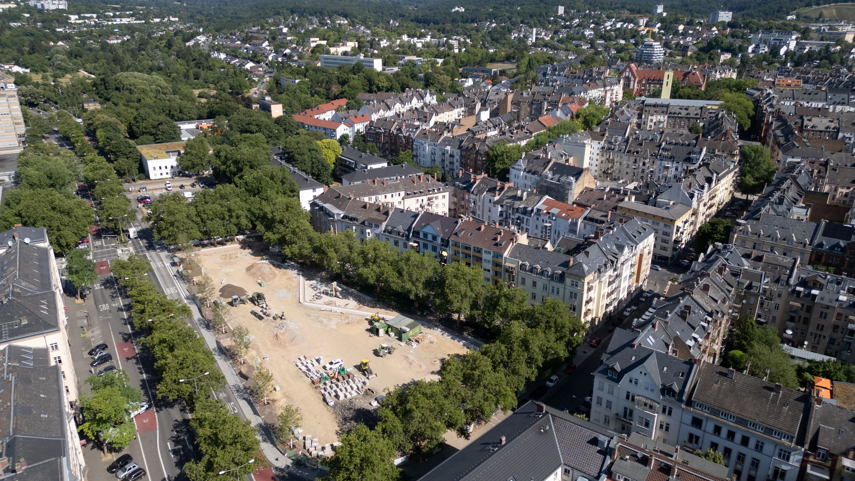 Raum für Bäume und Sträucher: Blick aus der Luft auf den Elsässer Platz in einem Wohngebiet westlich der Wiesbadener Innenstadt - Marcus Kaufhold