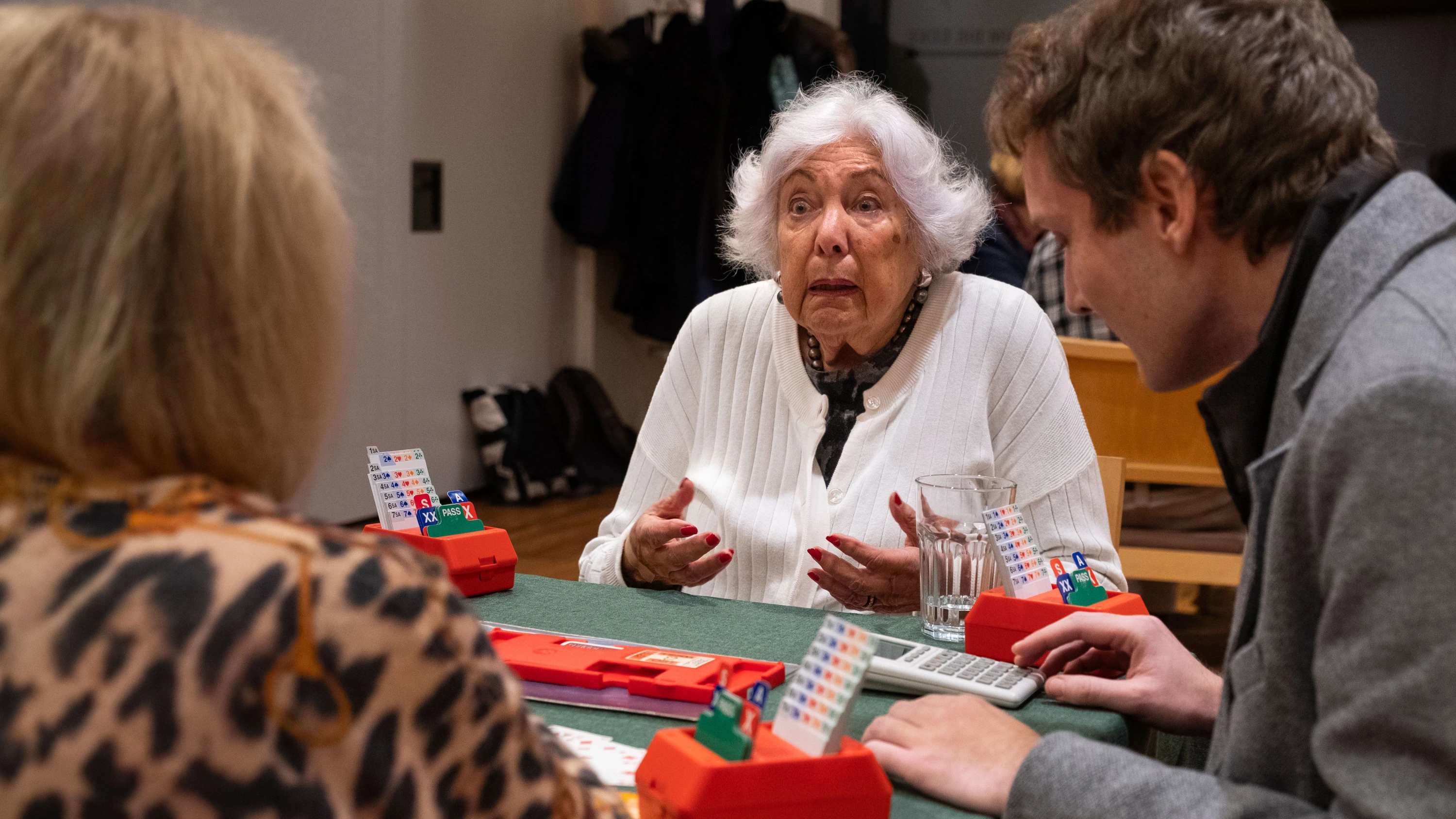 Turniere am Kartentisch: „Bridge spielen ist wie Whiskey trinken“