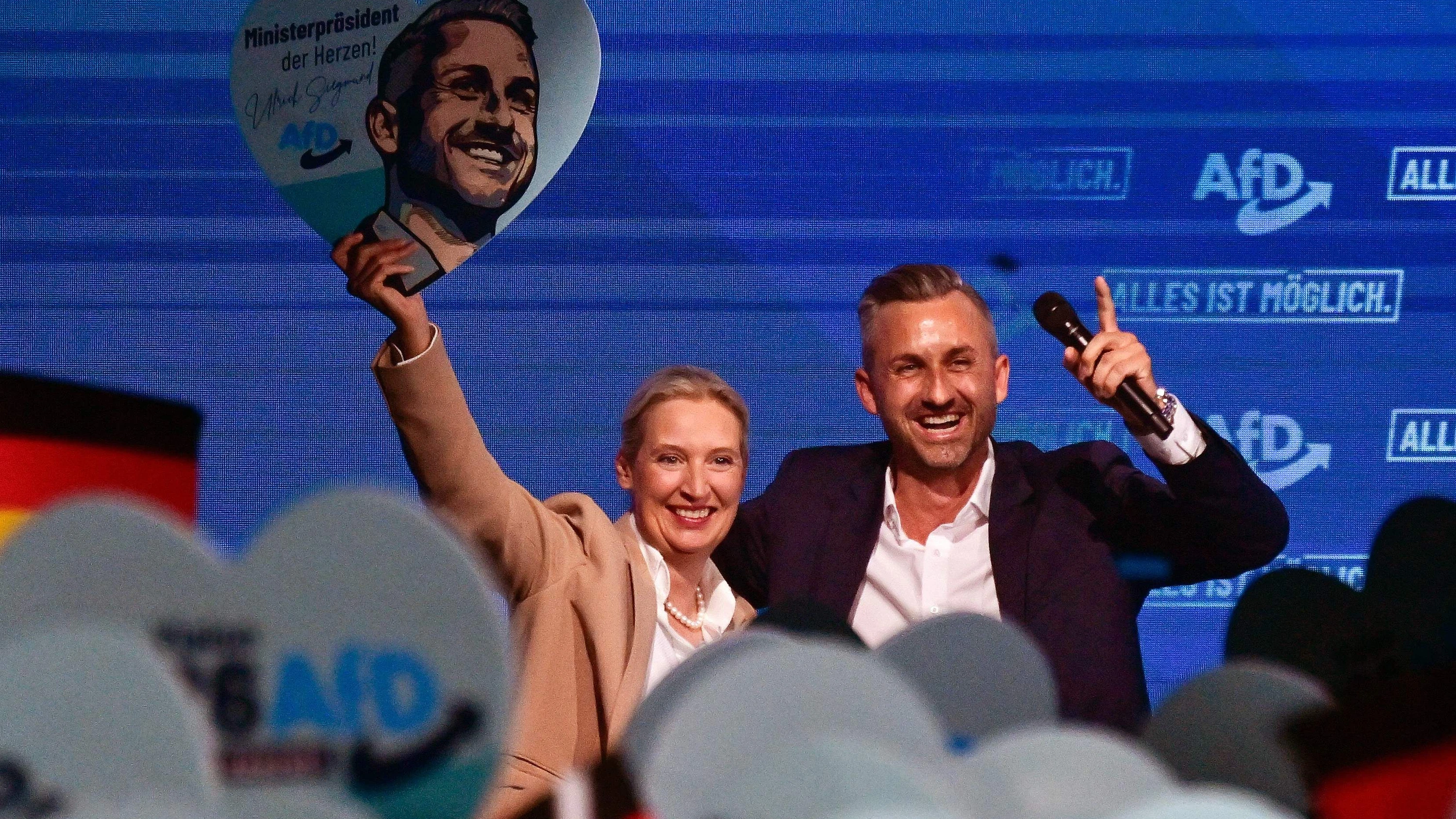 Die AfD-Bundesvorsitzende Alice Weidel und der sachsen-anhaltische Spitzenkandidat Ulrich Siegmund am Samstag in Magdeburg - AFP