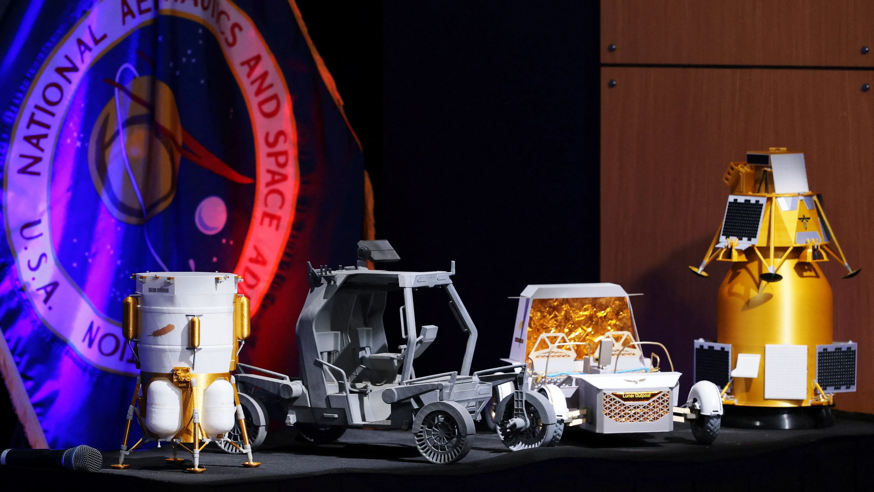 Die NASA stellte diese Modelle von Blue Origin, Lunar Outpost und anderen Unternehmen vor. - Reuters/Jonathan Ernst