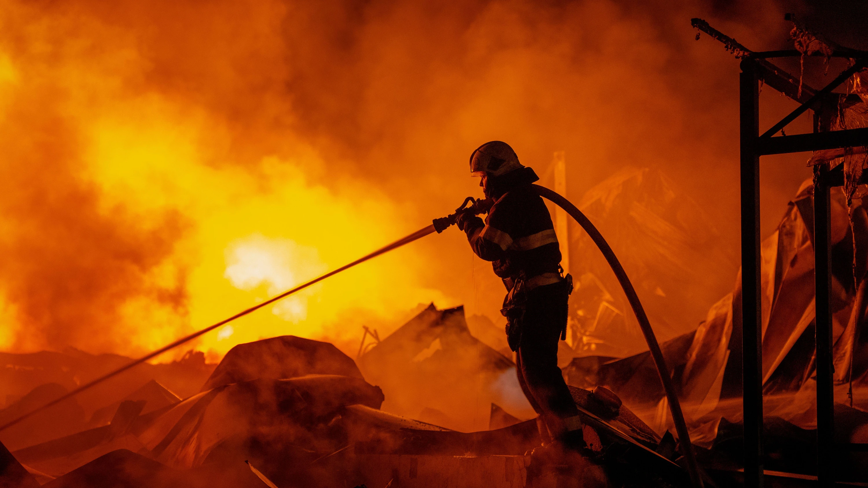 Feuerwehrleute löschen einen Brand in Kiew (Archivbild) - dpa