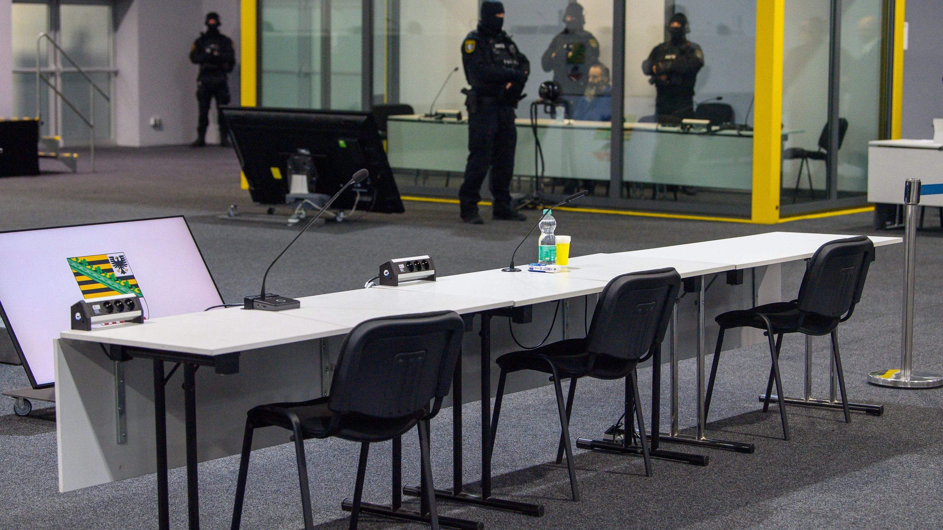 Archivbild vom 2. Dezember: Blick über den Platz der Zeugen auf den Glaskasten im Gerichtssaal des temporären Gerichtsgebäudes des Landgerichtes Magdeburg in dem Taleb al-Abdulmohsen sitzt. - dpa