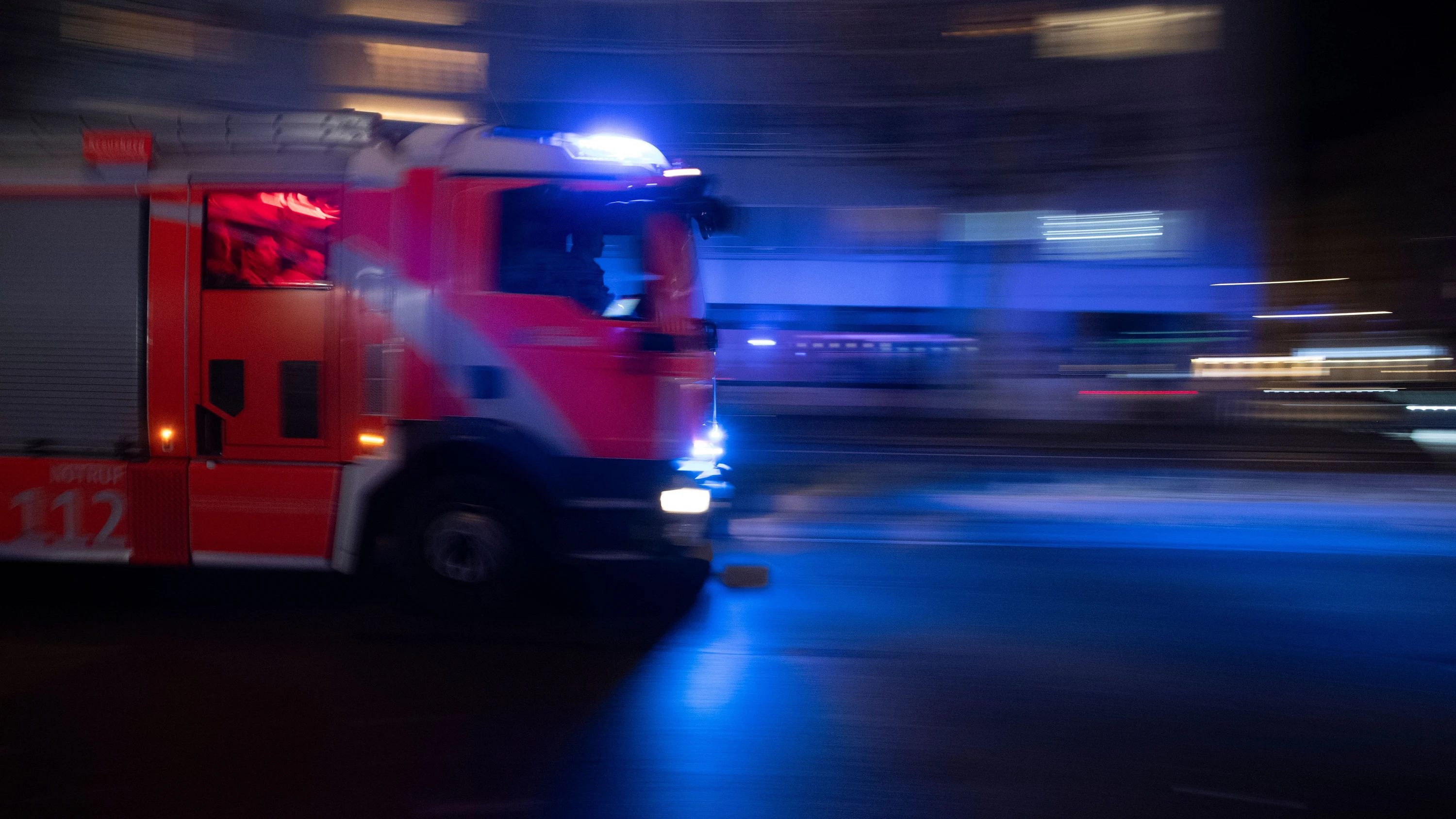 Bild: Feuerwehr-Großeinsatz: Wohnhaus mitten in Berlin brennt