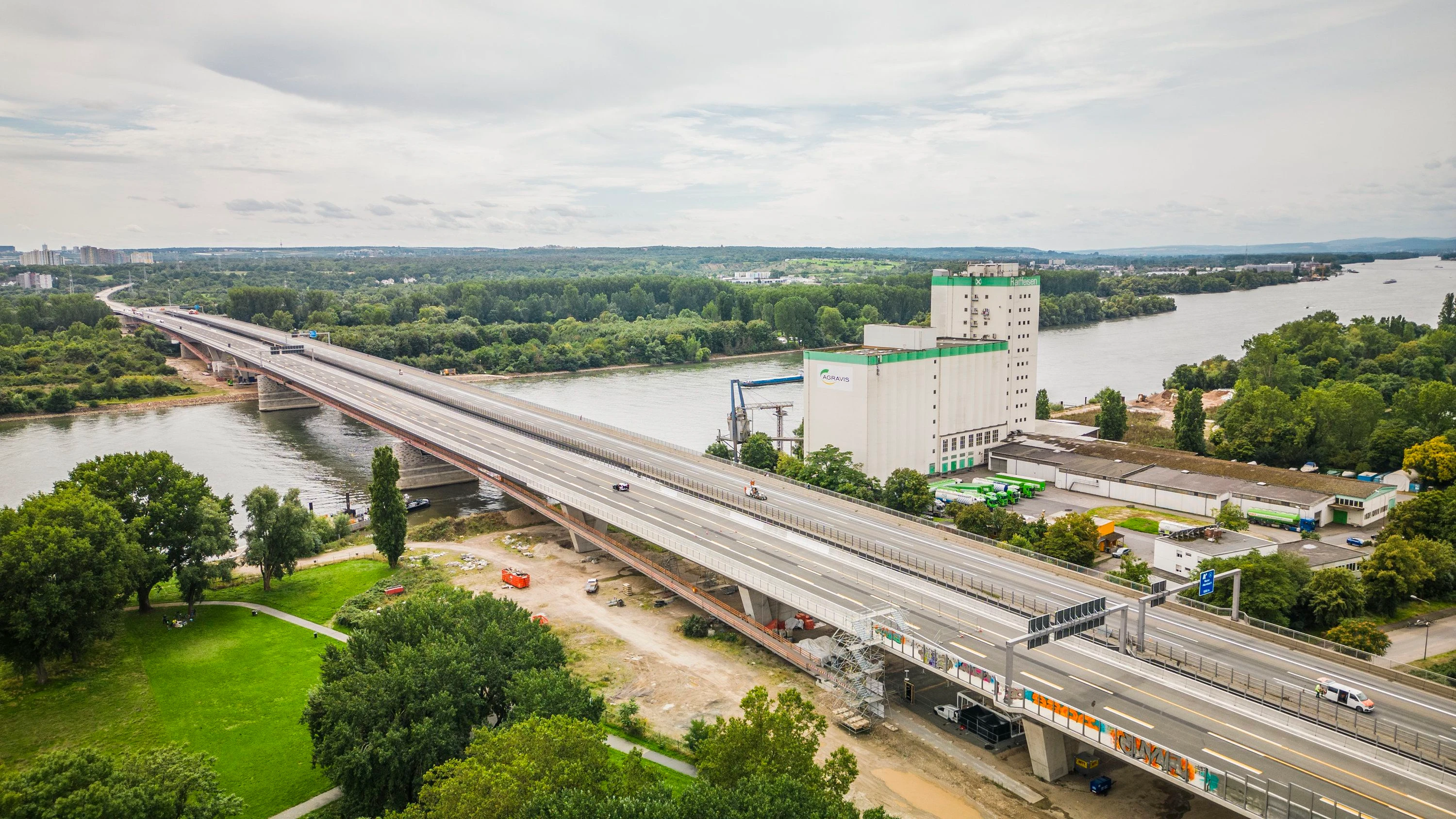 Anschlussstelle: Die sechsspurige Schiersteiner Brücke ist seit drei Jahren fertig. Wie es auf der anderen Rheinseite weitergeht, aber noch unklar. - dpa