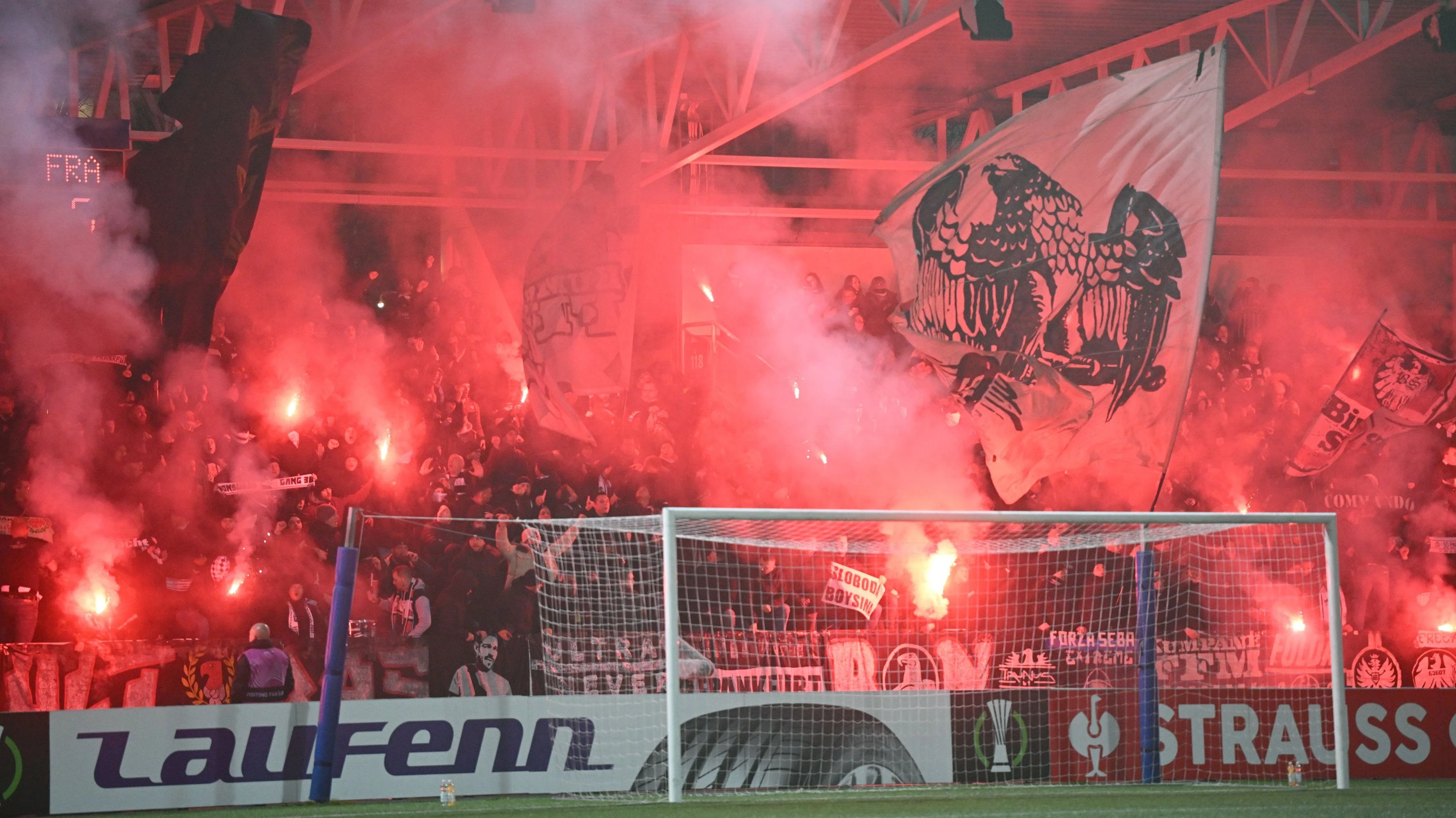 Die Eintracht und ihre Fans: Wie ein Becher ins Gesicht