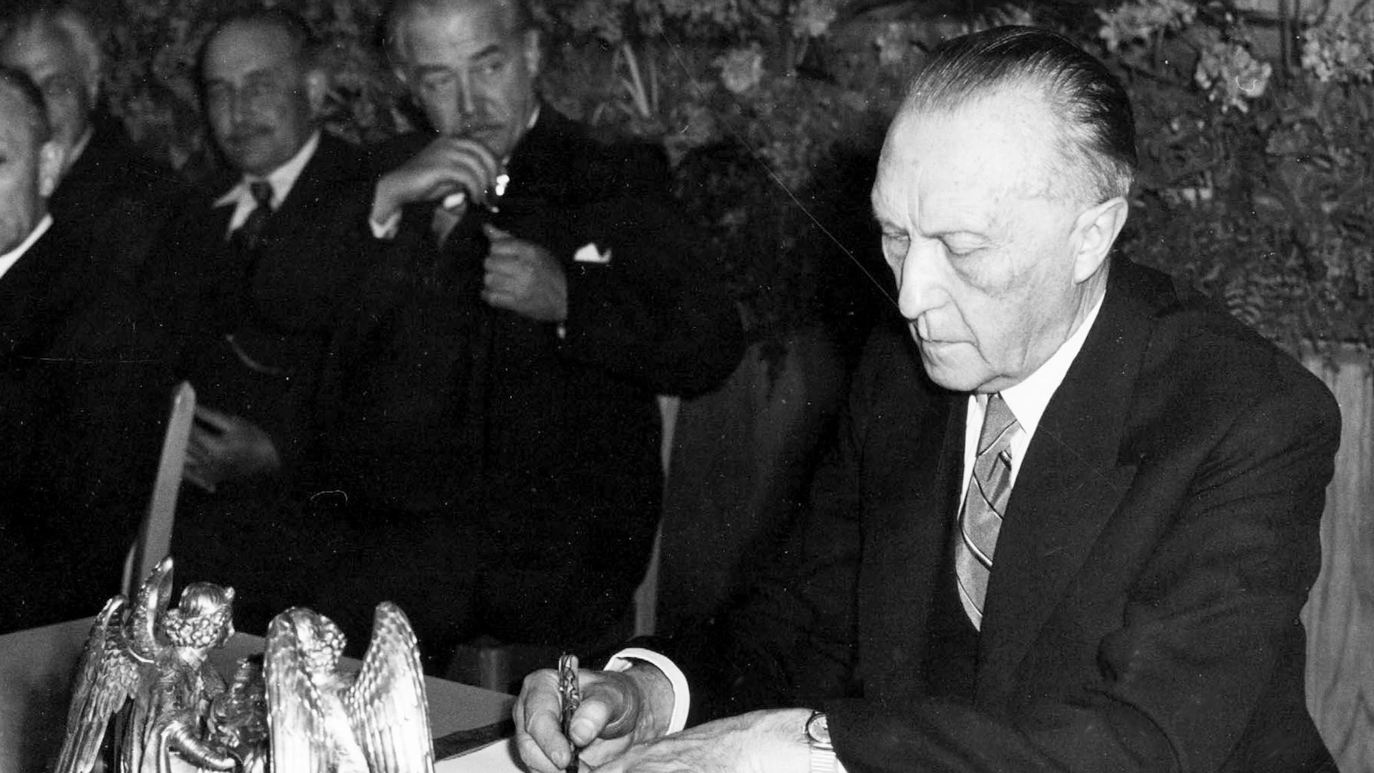 Der Präsident des Parlamentarischen Rates, Konrad Adenauer, bei der Unterzeichnung des Grundgesetzes am 23. Mai 1949 um genau 17 Uhr in Bonn - picture alliance / ASSOCIATED PR