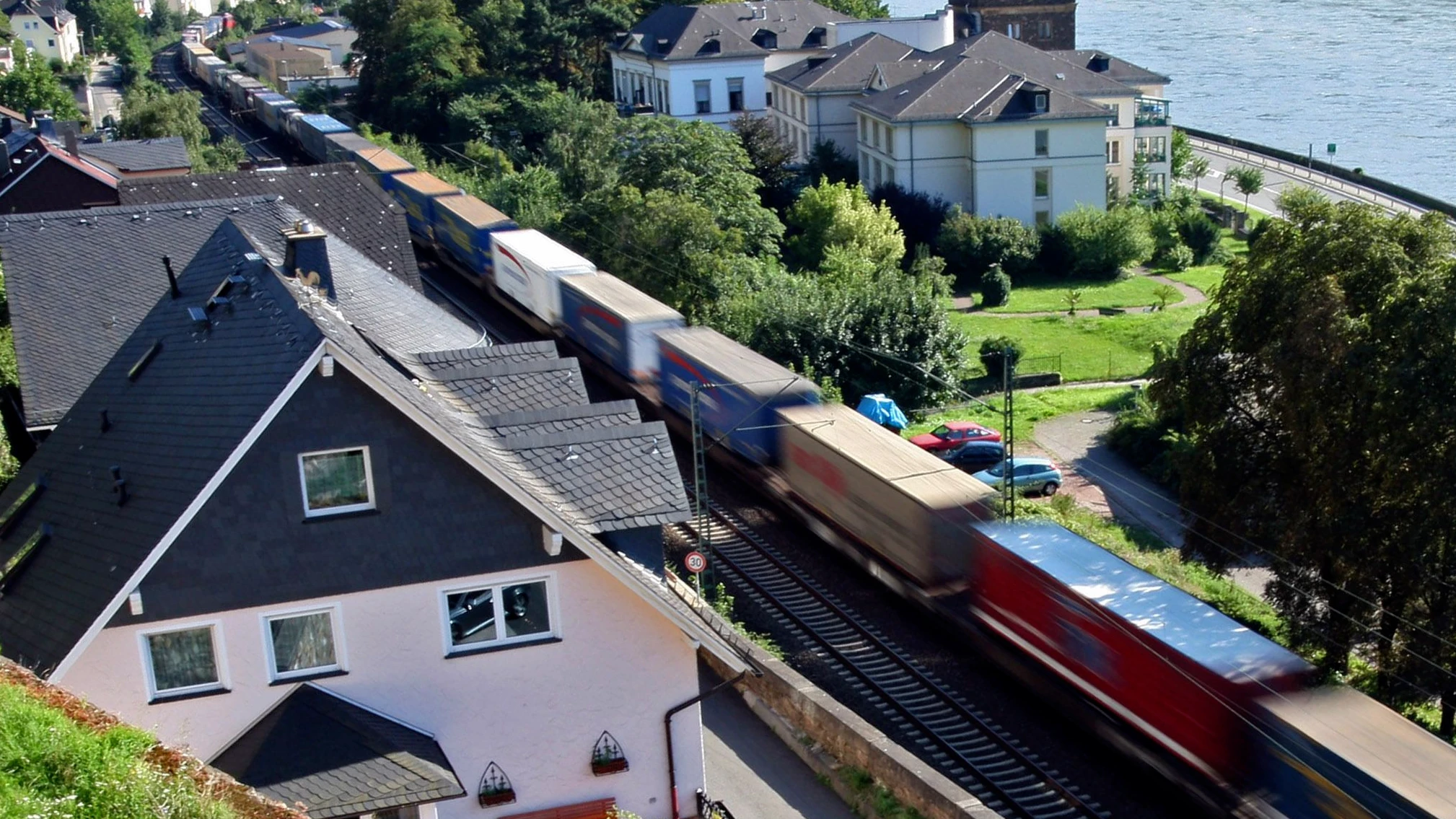 Mitten durchs Wohnzimmer: So zumindest wirkt es für Anrainer, wenn im Mittelrheintal, wie hier in Assmannshausen, Güterzuge durch die Städte fahren. - dpa
