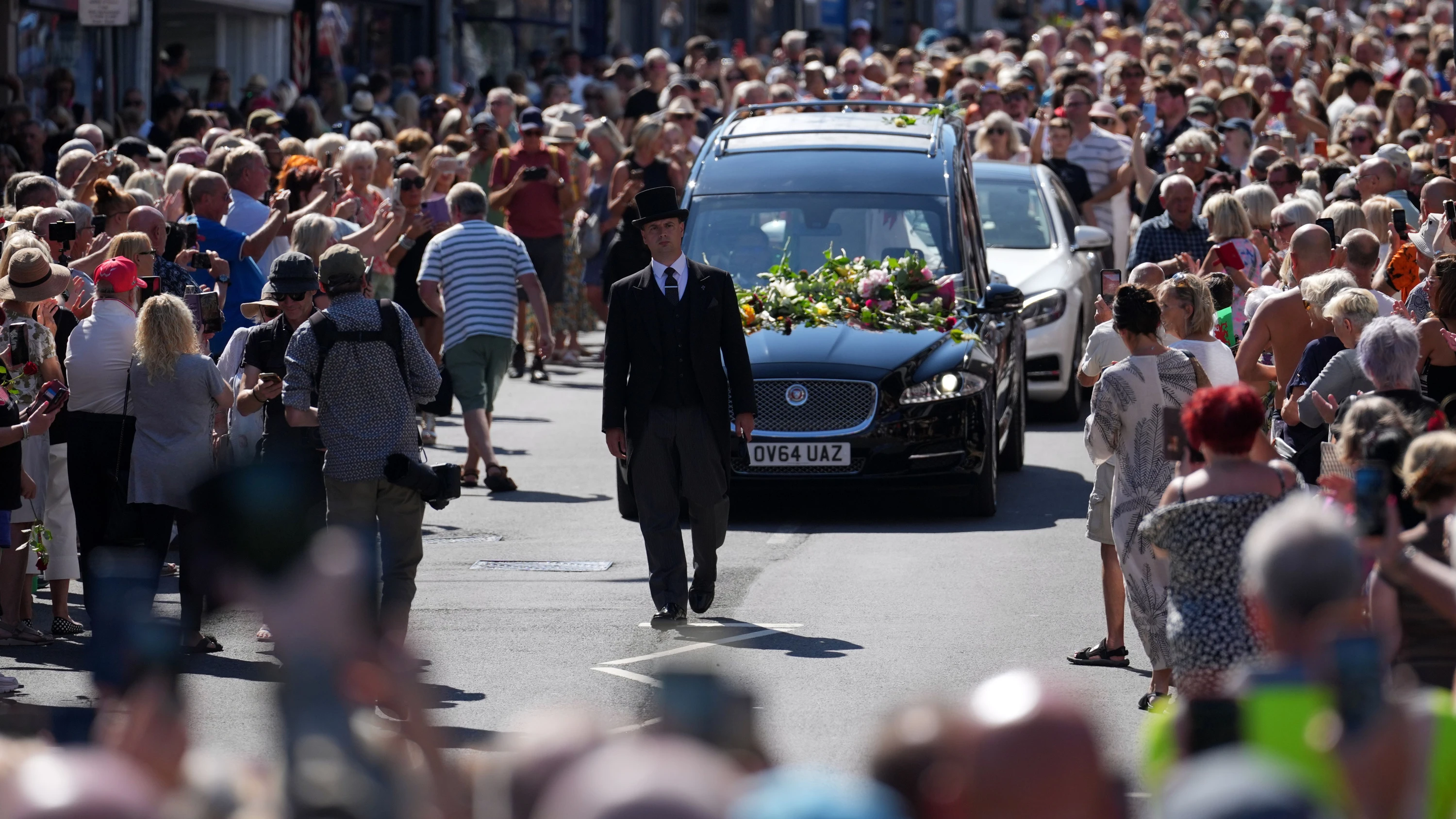 In Mumbles in Wales: Tausende Fans erweisen Bonnie Tyler die letzte Ehre