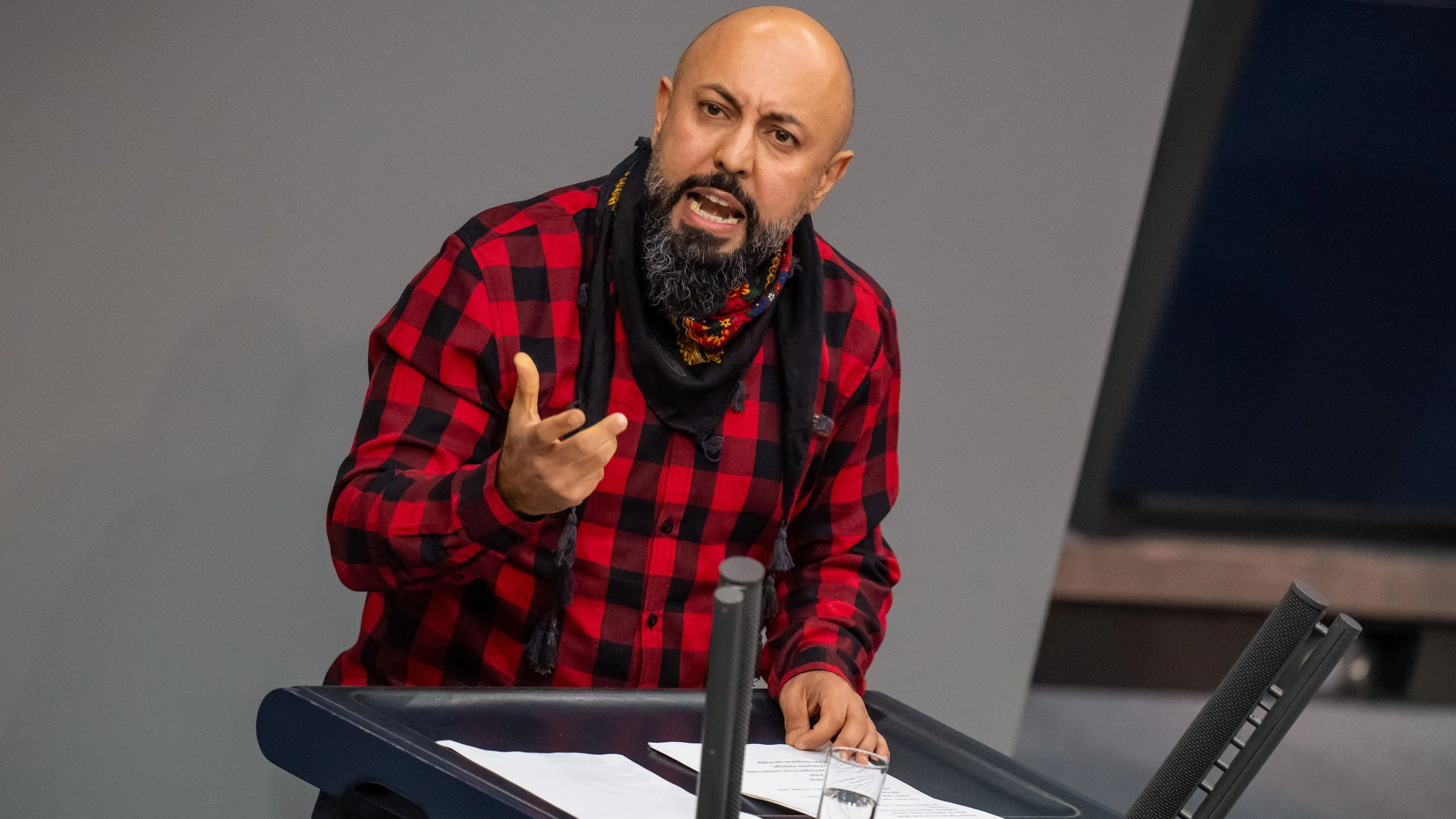Der Abgeordnete Ferat Kocak (Die Linke) im Oktober vergangenen Jahres im Bundestag - dpa