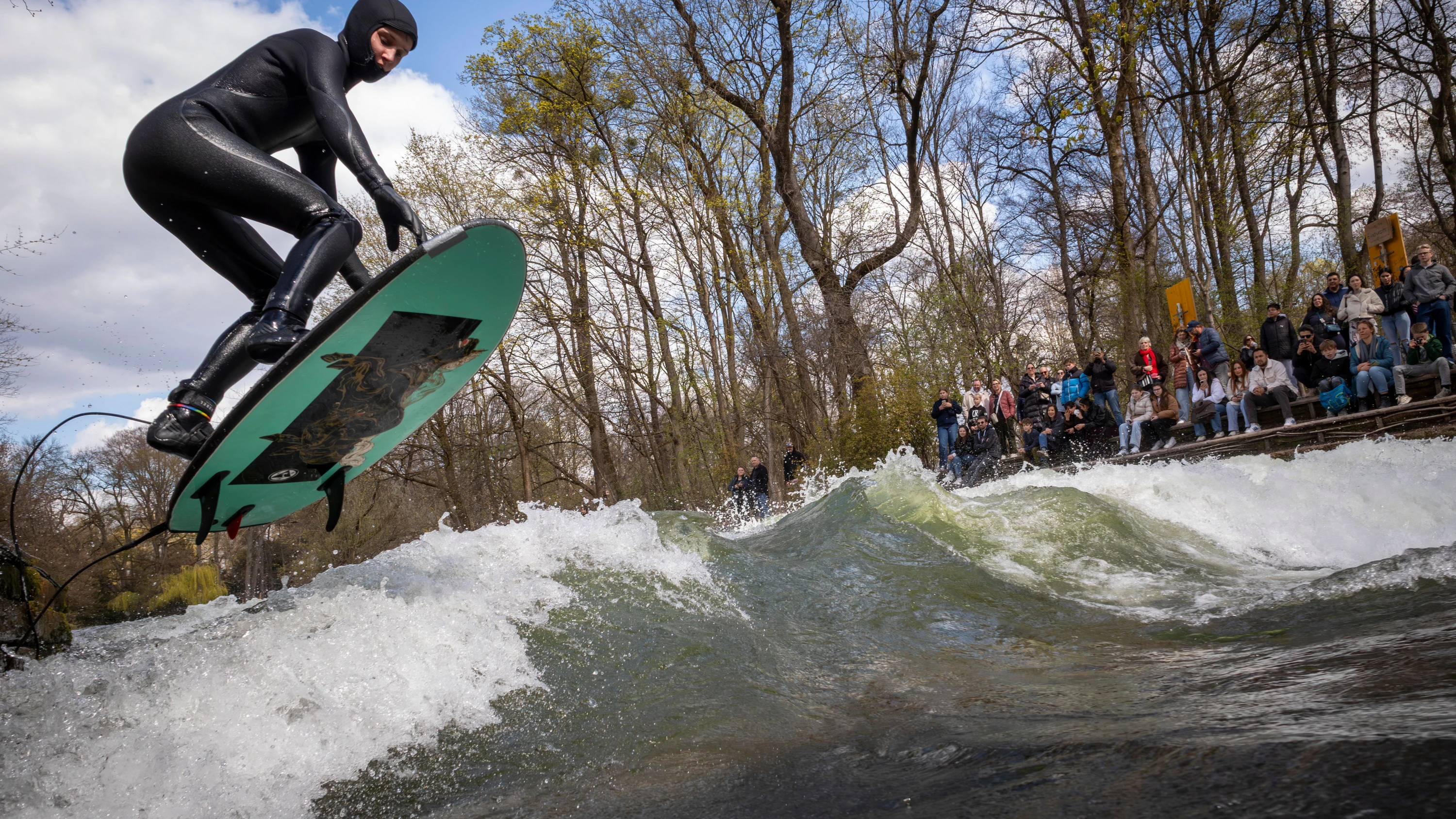 Auferstehung vor Ostern: Die Eisbachwelle in München ist zurück Auferstehung vor Ostern: Die Eisbachwelle in München ist zurück