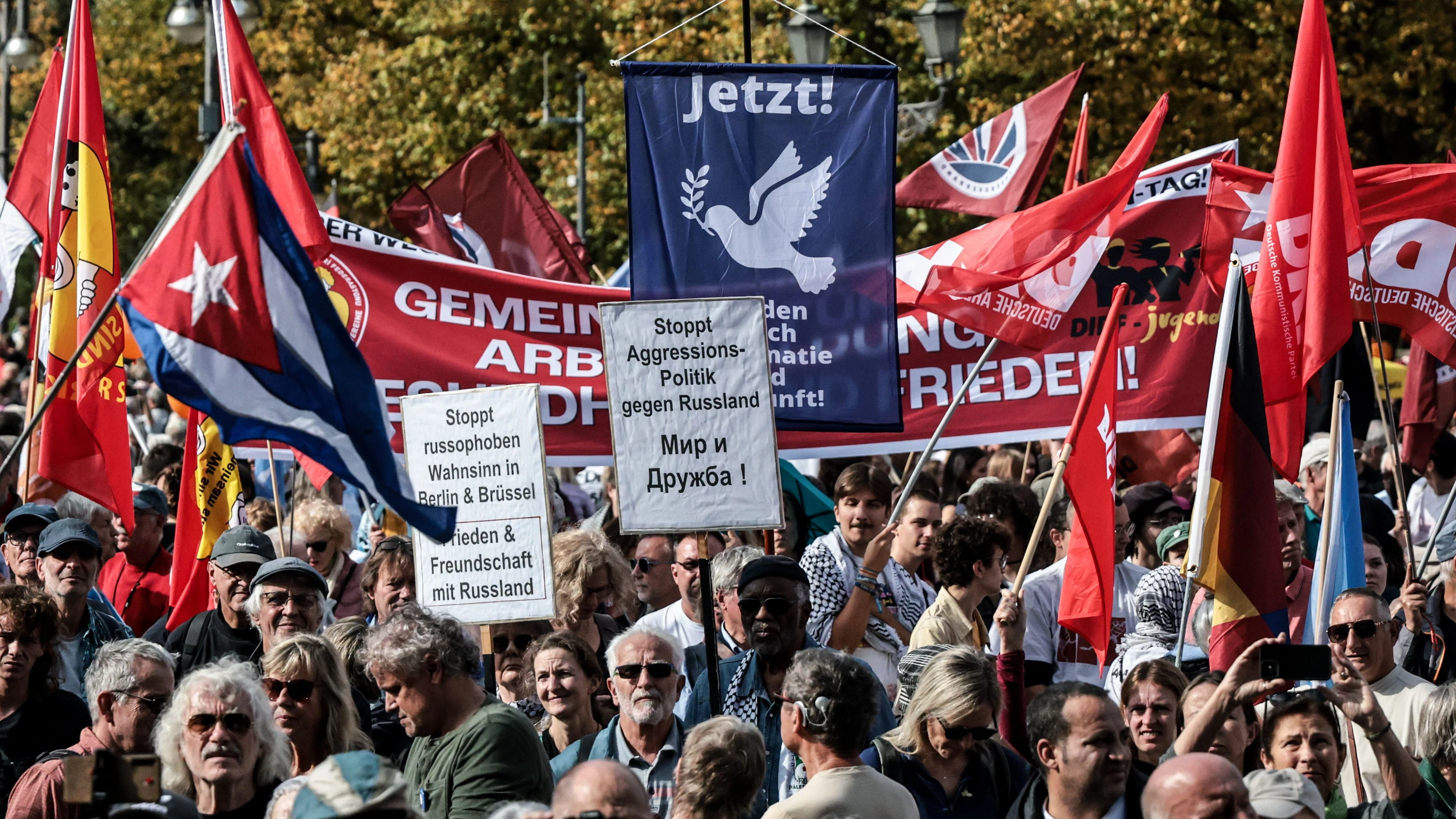 BERLIN: „Nie wieder Krieg“: Tausende demonstrieren am Brandenburger Tor
