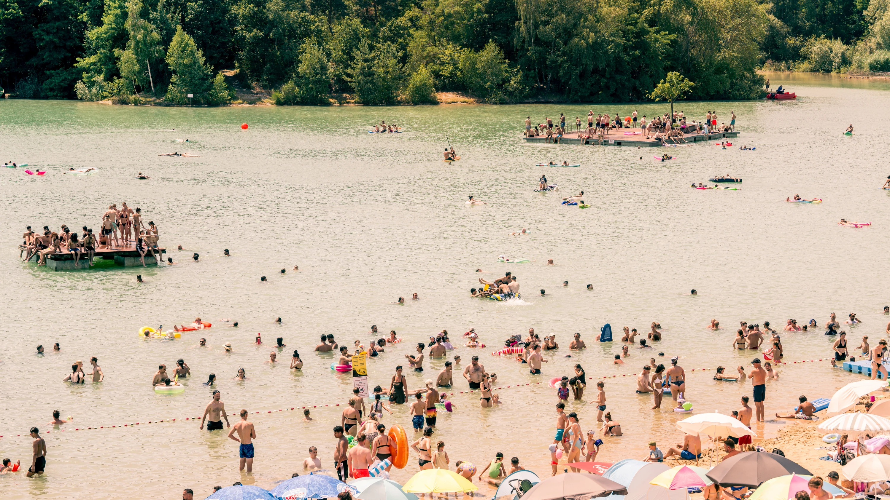 Ein Tag am See: Wie hier am Rodgauer Baggersee schwimmt immer auch ein wenig Gefahr mit. - Maximilian von Lachner