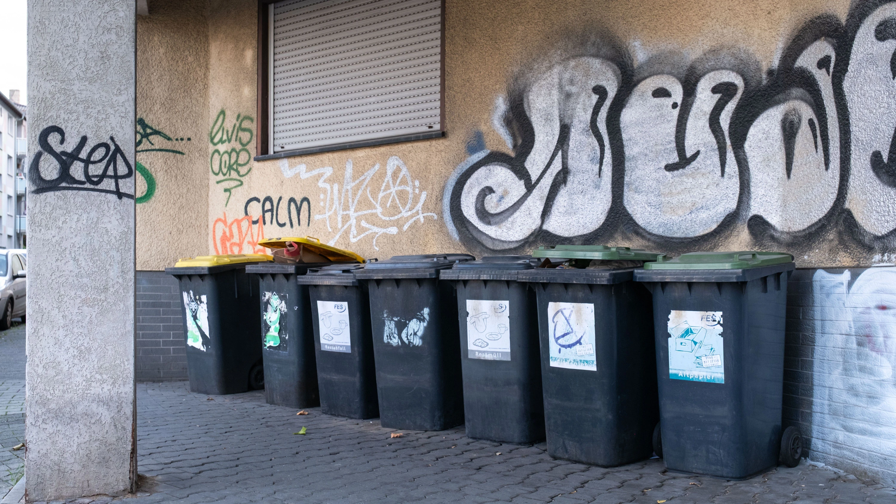 Rhein-Main-Liveblog: In diesem Jahr brannten in Wiesbaden schon 250 Mülltonnen