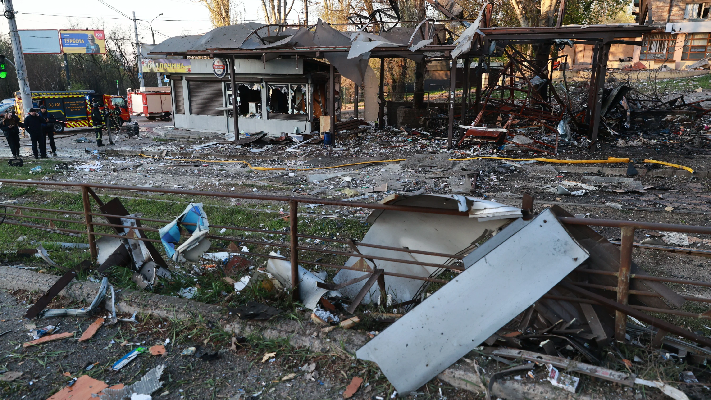Eine zerstörte Straßenbahnhaltestelle in der Ukraine nach einem russischen Drohnenangriff. - AP