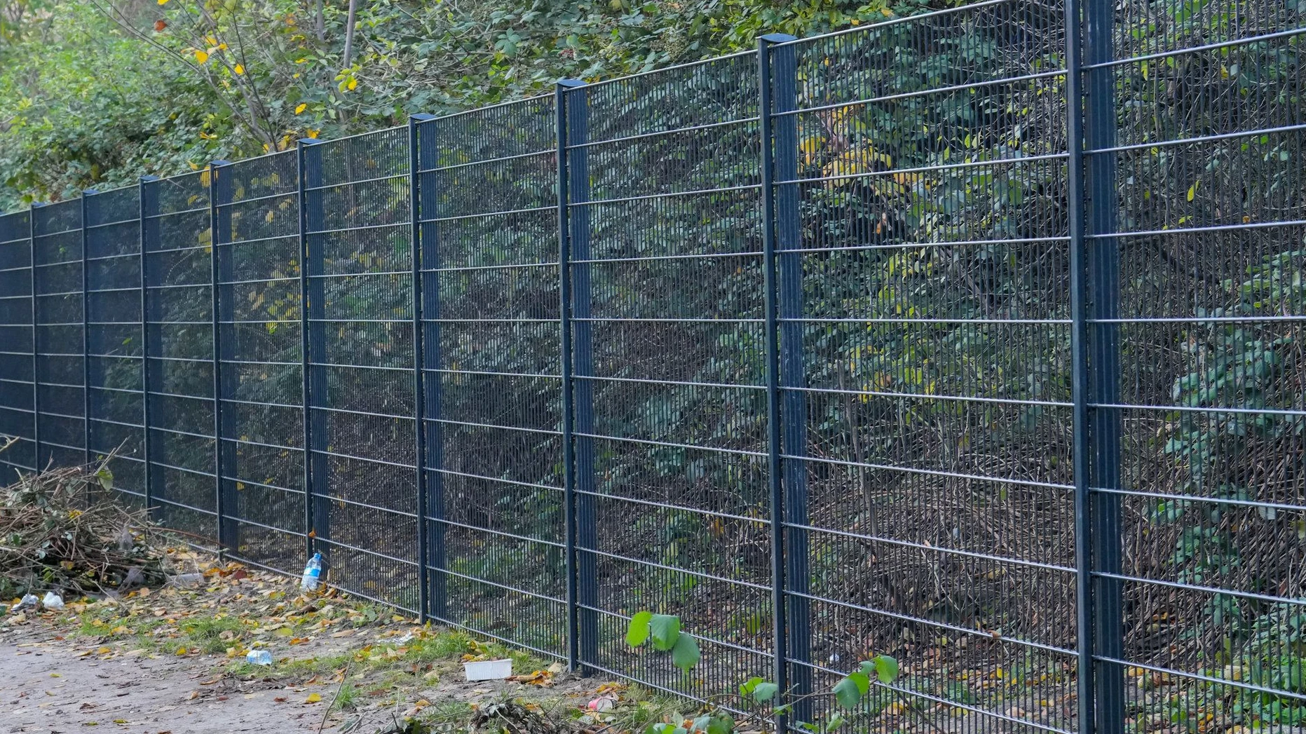 Wiesbaden: Mann hängt mehrere Stunden kopfüber an Zaun fest