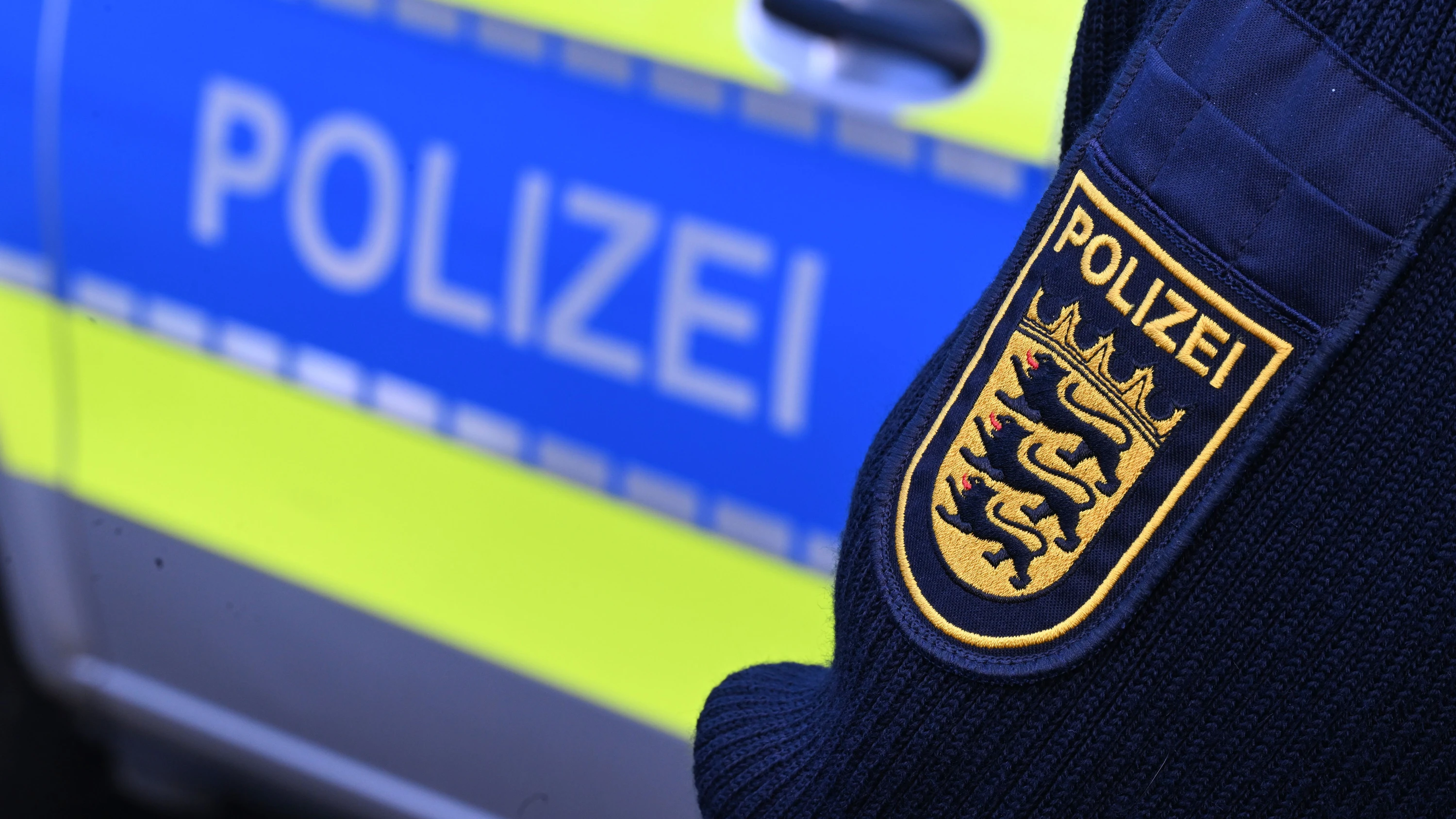 Das Logo der Polizei in Baden-Württemberg auf der Dienstkleidung eines Beamten. - dpa