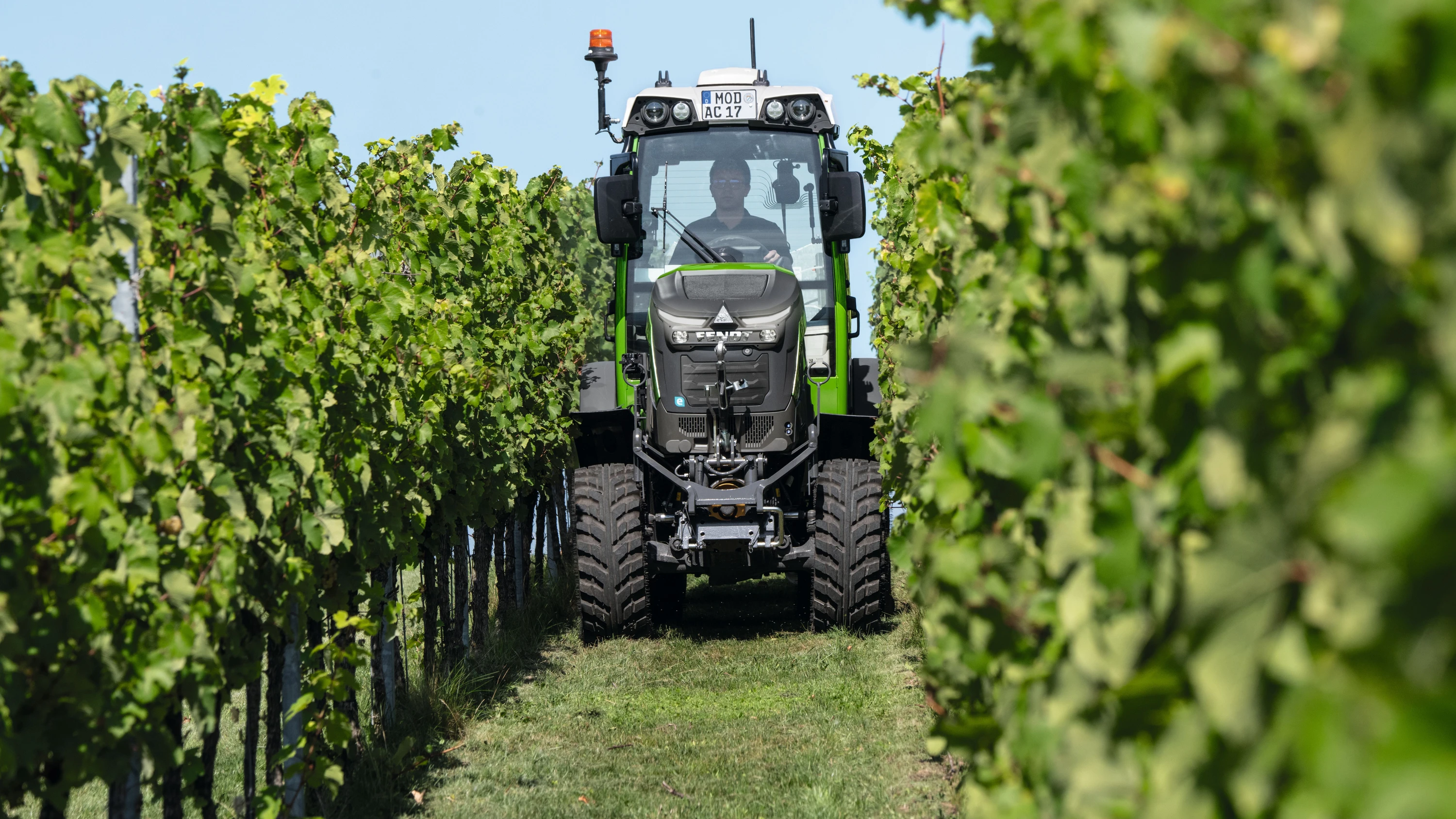 Der Schmalspurtraktor mit dem Modellnamen e107 V Vario eignet sich für den Wein- und Obstanbau. - Hersteller