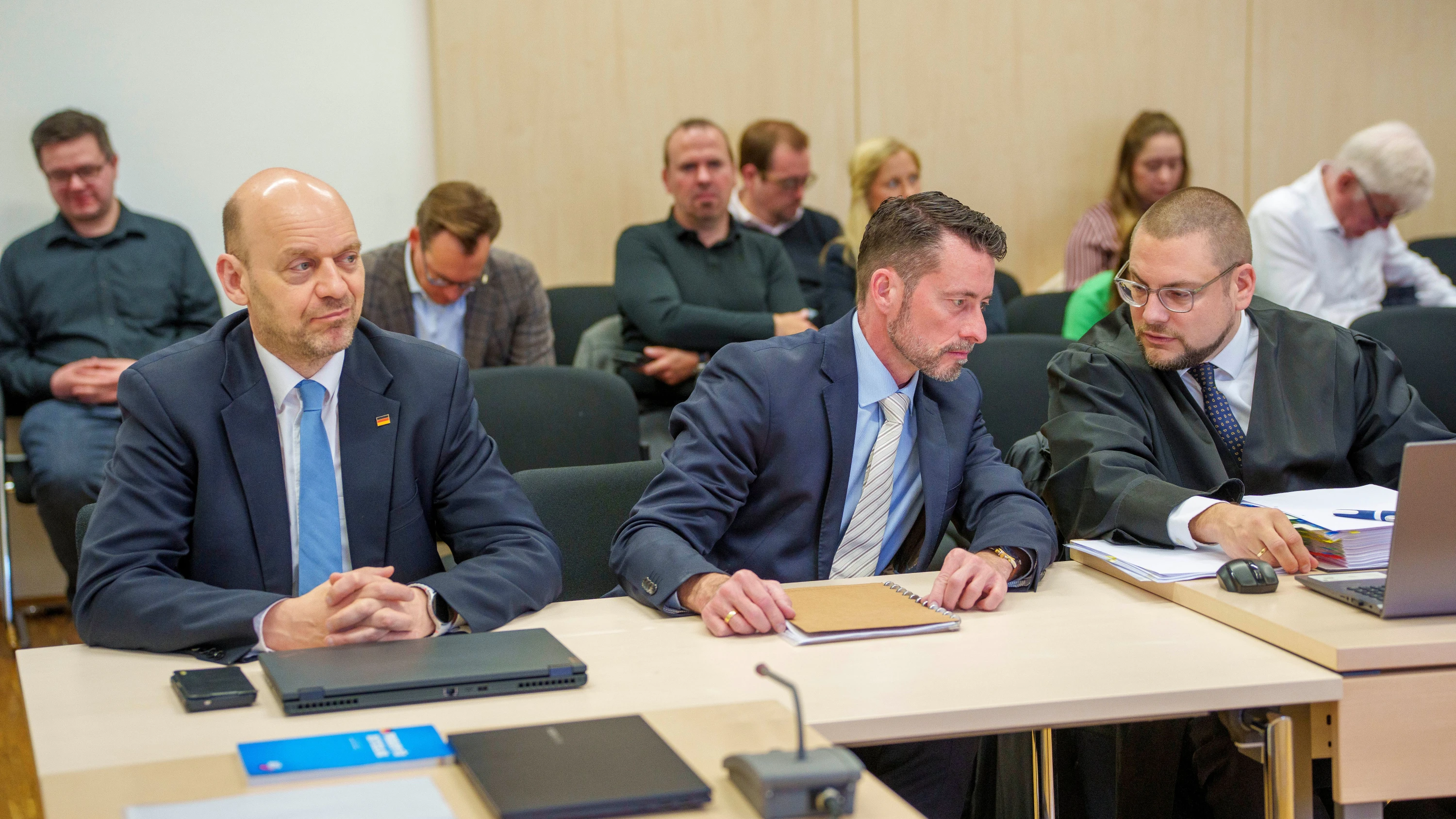 Mündliche Verhandlung: Robert Lambrou (zweiter von links) und Andreas Lichert, Ko-Vorsitzender der hessischen AfD, mit ihrem Anwalt vor dem Verwaltungsgericht Wiesbaden - dpa