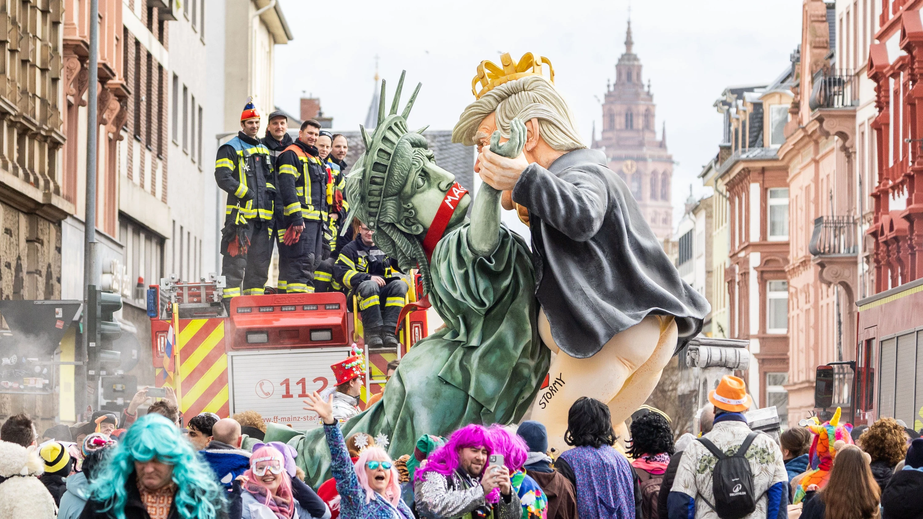 Rosenmontag in Mainz: Narren-Zug startet pünktlich auf die Minute