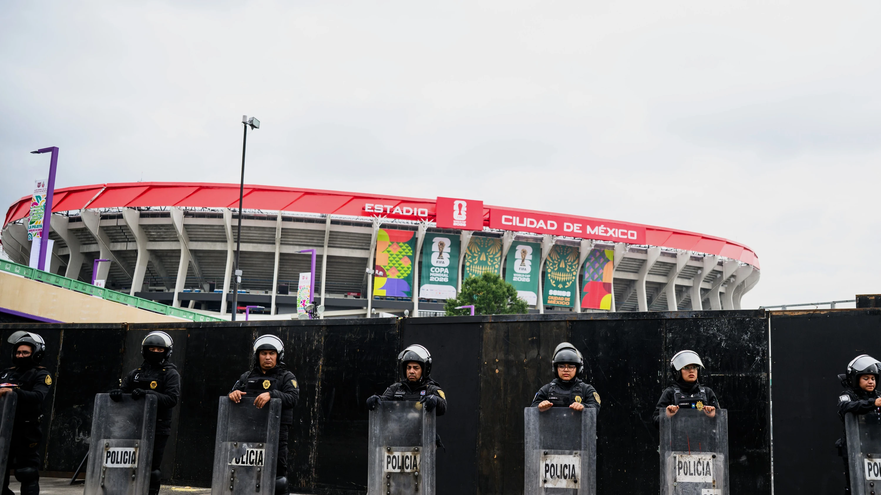 09.06.2026, Mexiko, Mexiko Stadt: Polizisten stehen in Mexiko-Stadt vor dem Aztekenstadion., in dem das Eröffnungsspiel der Weltmeisterschaft 2026 stattfindet. - dpa