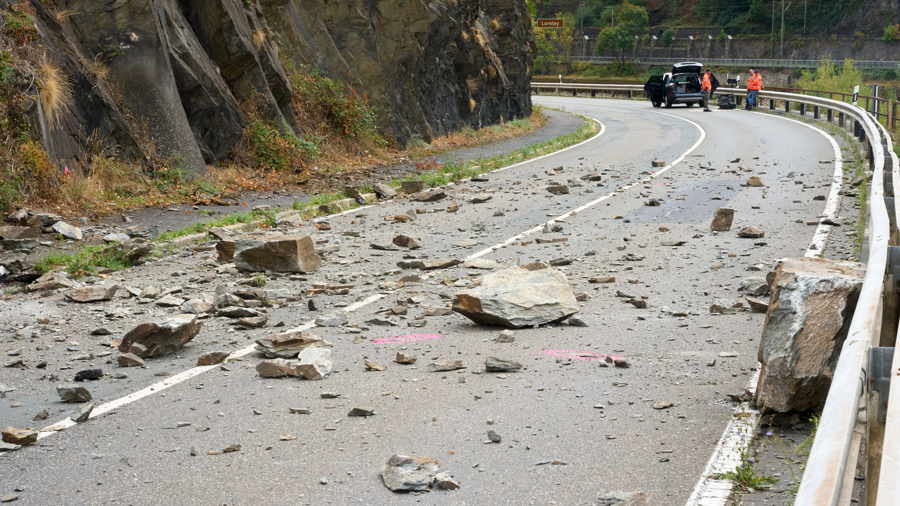 Rhein-Main-Liveblog: Felssturz am Loreleyfelsen: B 42 bleibt einspurig befahrbar
