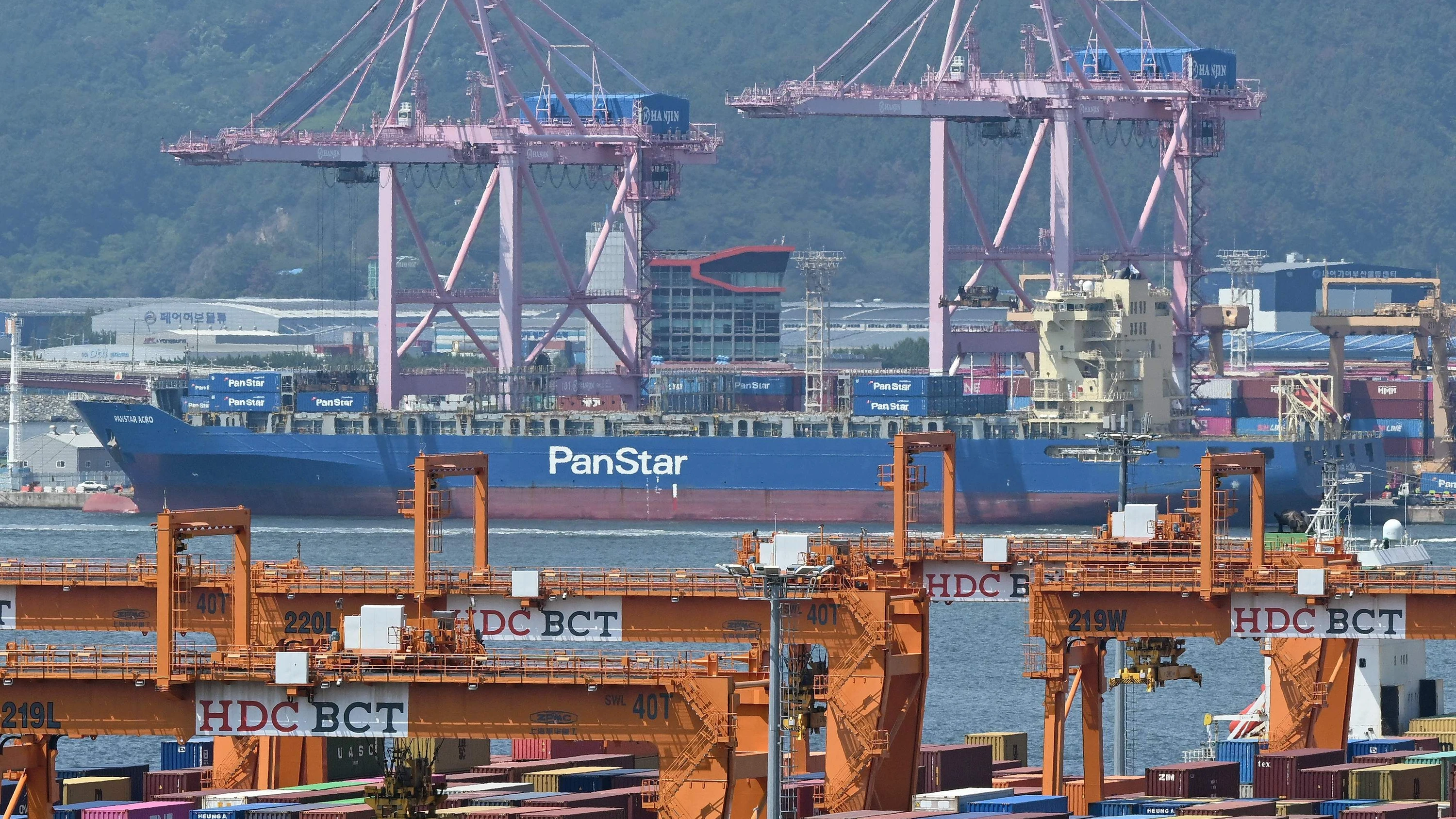 Die „PanStar Acro“ wird vor ihrem Auslaufen vergangenen August im Hafen von Busan beladen. - AFP/Jung Yeon-je