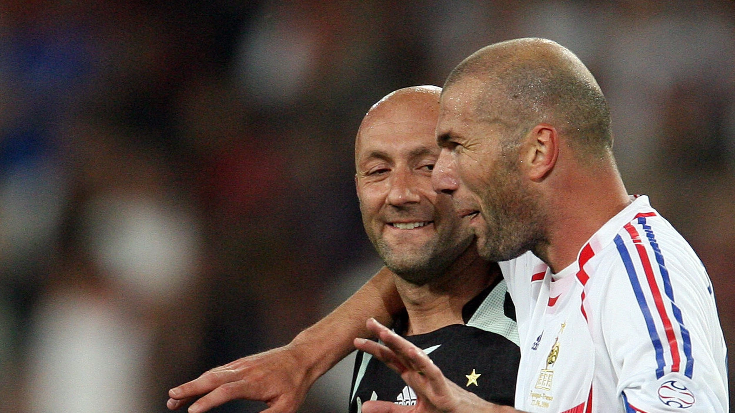 Alte Kollegen: Zinedine Zidane (r.) und Fabien Barthez bei der WM 2006 - AFP