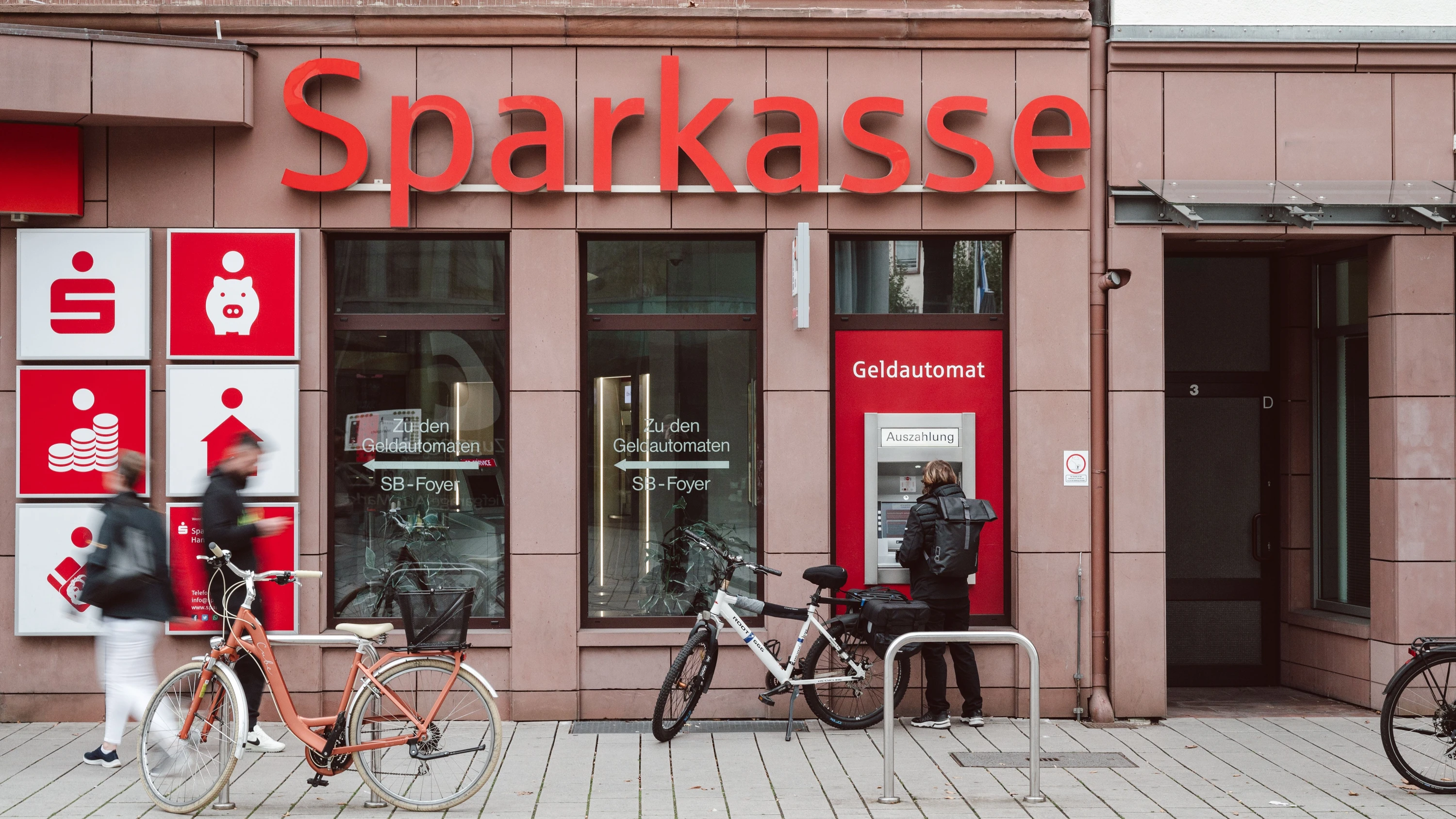 Viele Sparkassen veröffentlichen die Gehälter nicht personenbezogen, sondern als Gesamtbetrag für den Vorstand. - Aaron Leithäuser