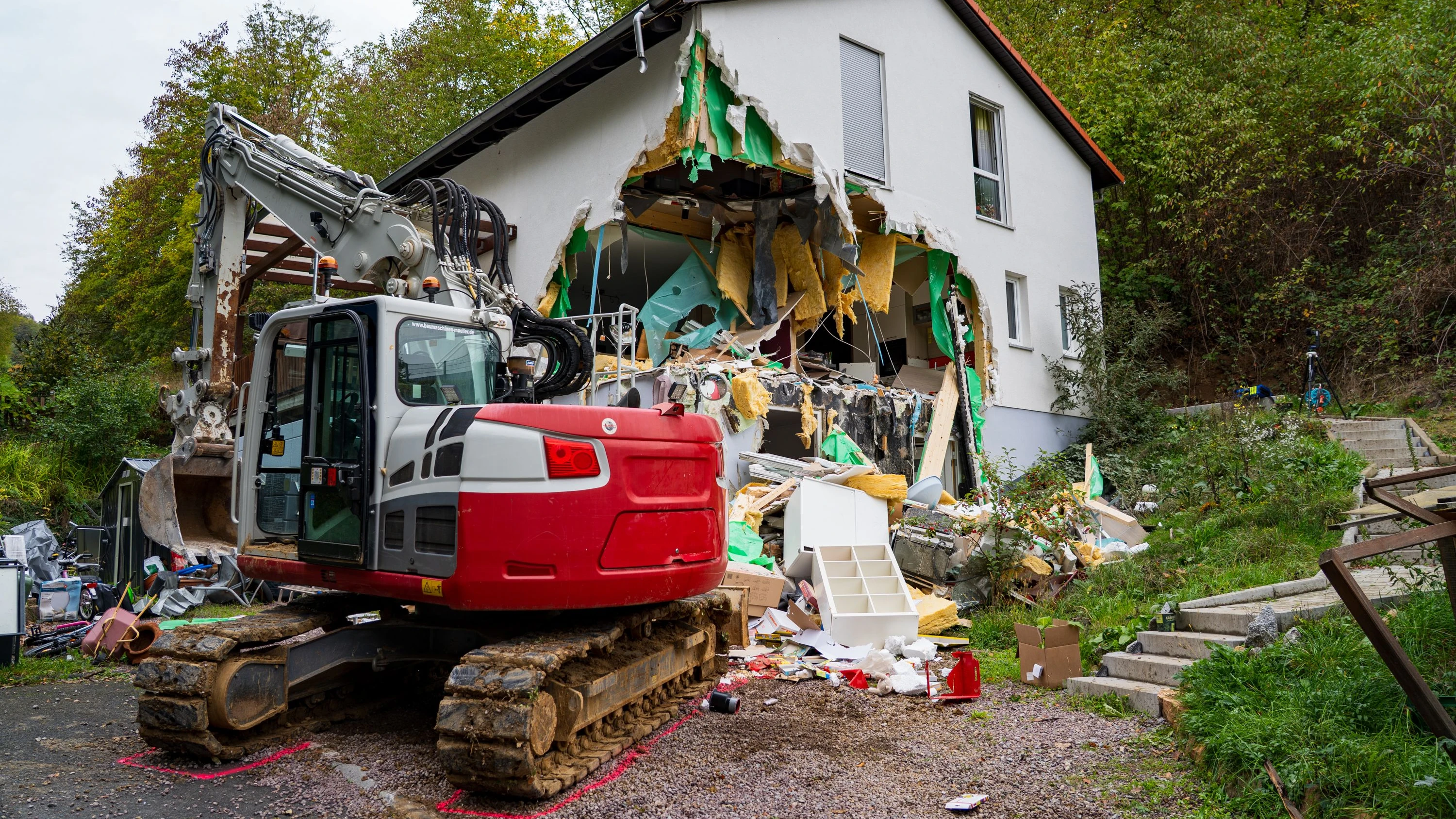 Mörlenbach: Mann rammt fremdes Haus mit Bagger – Fassade stürzt ein
