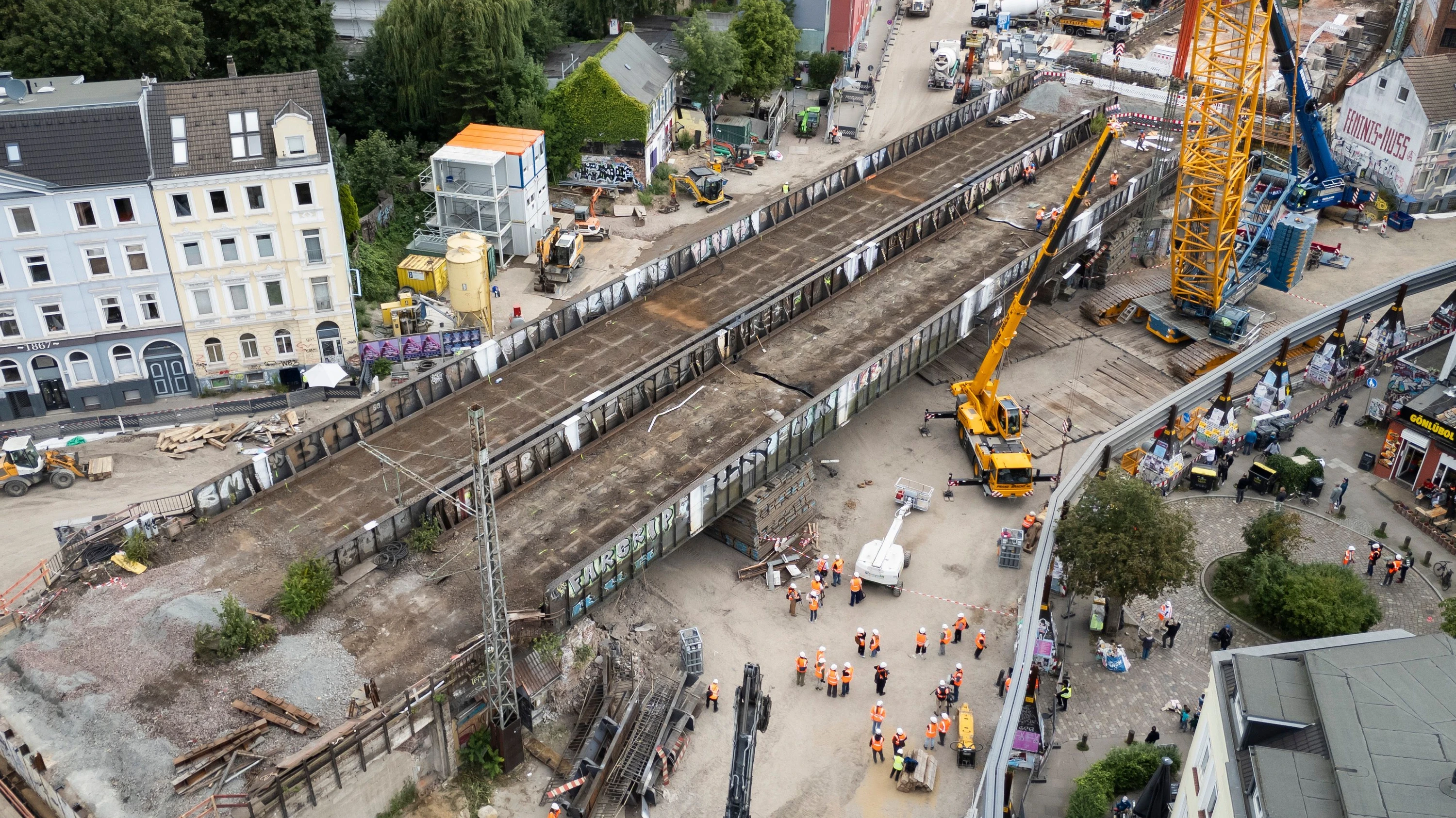 Sternbrücke: 108 Meter lange Brücke wird durch Hamburg manövriert