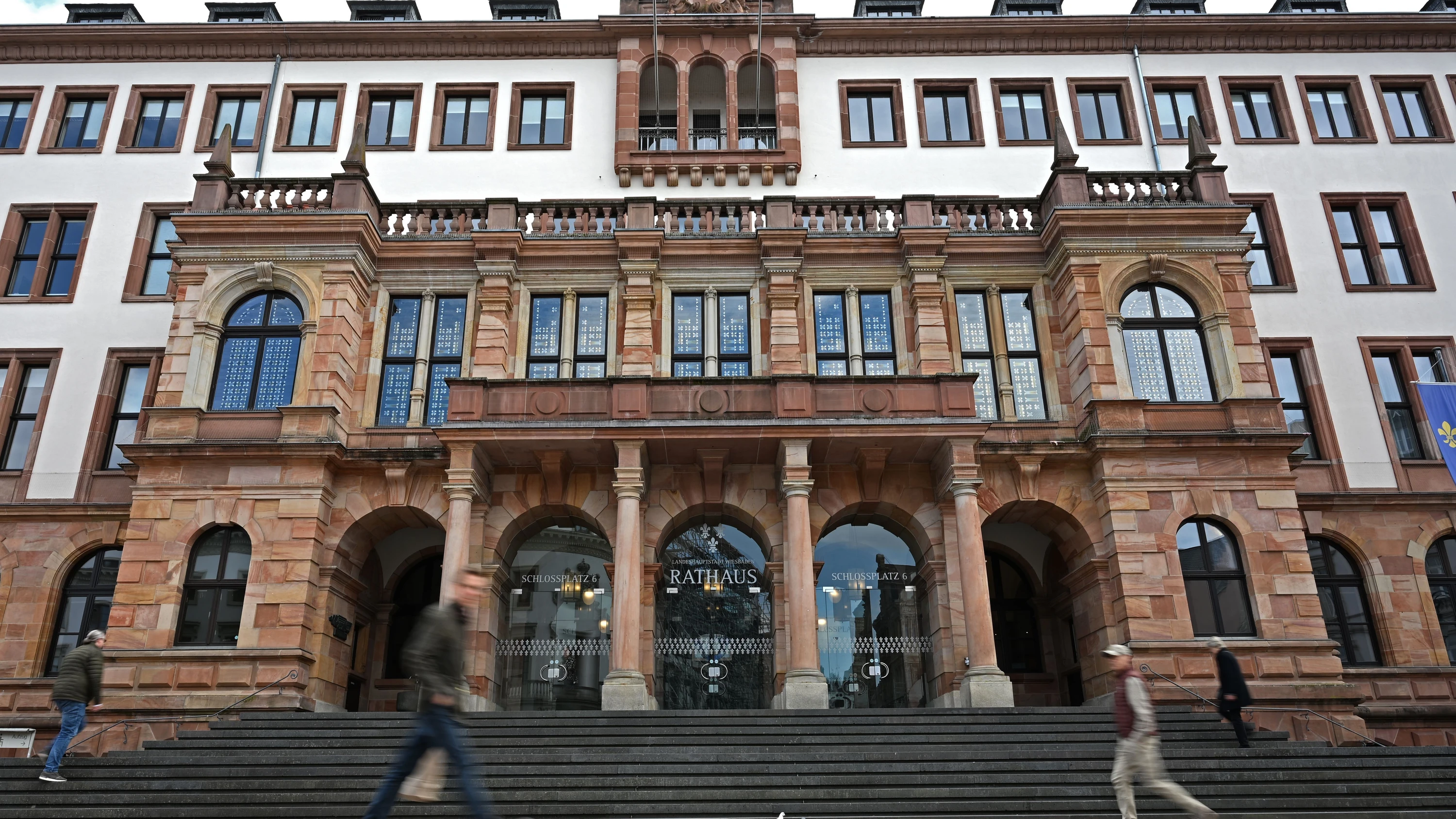 Bündnissuche im Wiesbadener Rathaus: CDU, Grüne, Volt, FDP und Pro Auto haben sich nach Sondierungen auf ein erstes allgemeines Papier geeinigt. - dpa