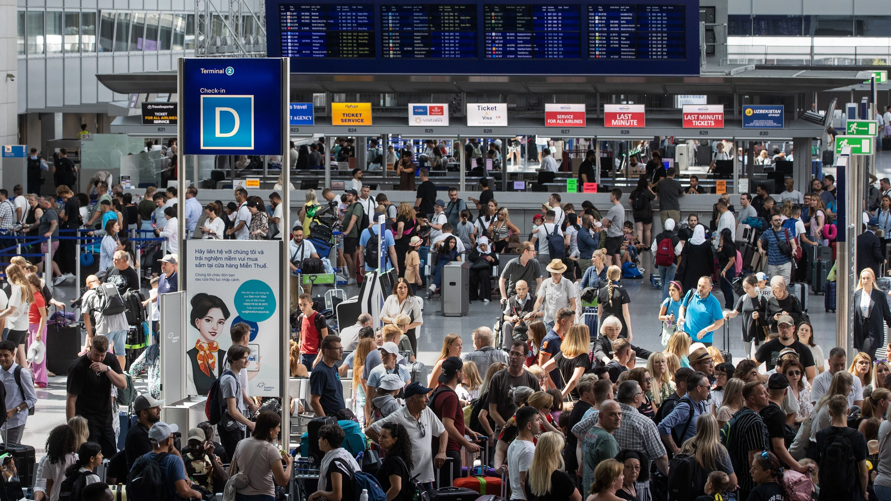 Da war es noch offen: Reisende im Terminal 2 des Frankfurter Flughafens während der Sommerferien im Juli 2024. - Lucas Bäuml