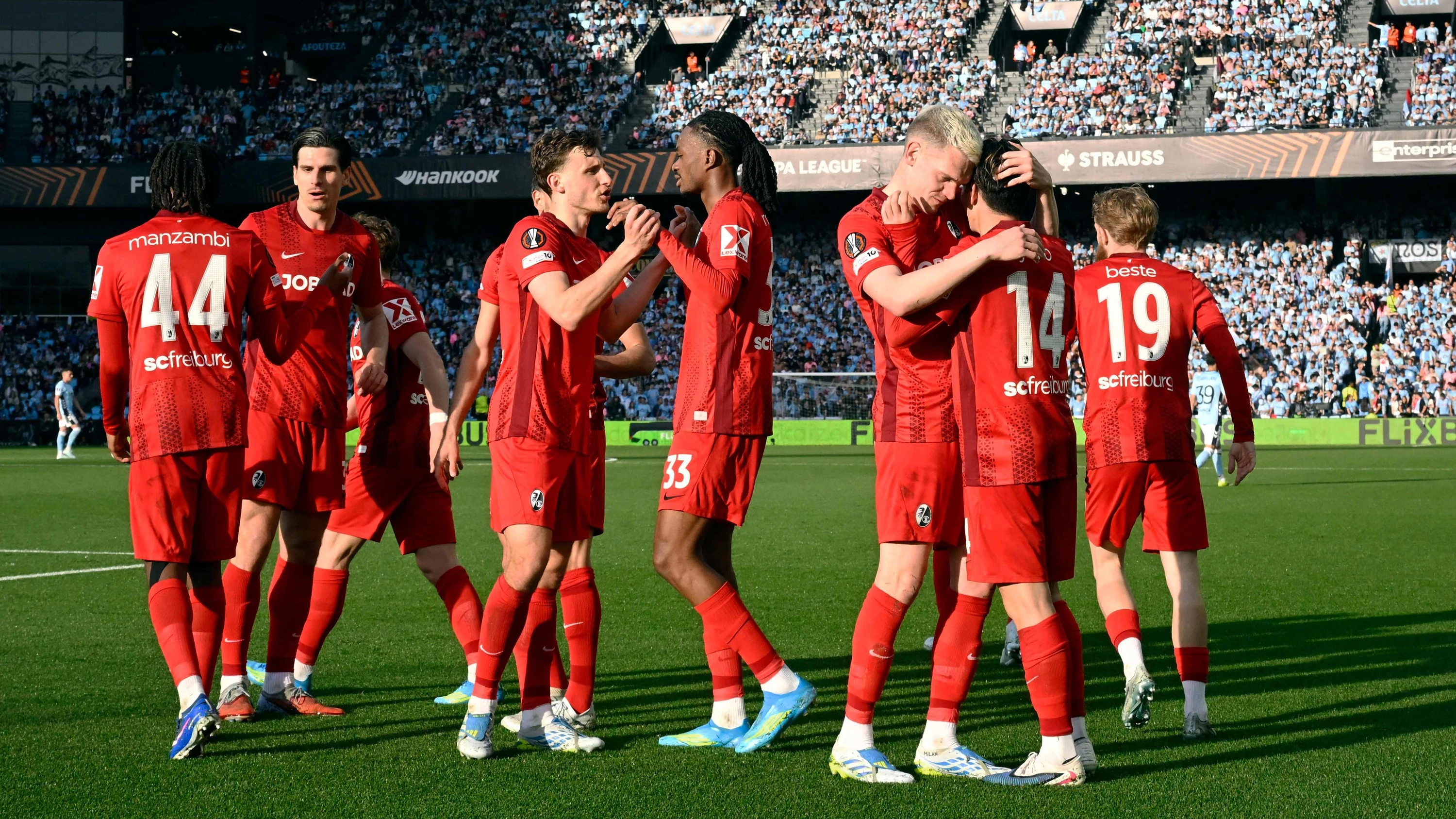 Die Freiburger Mannschaft bejubelt den großartigen Erfolg in der Europa League. - AFP