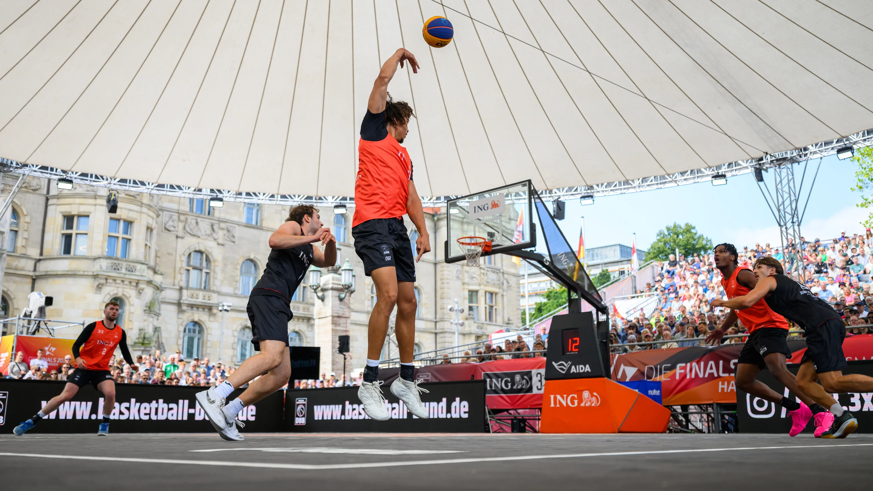 Körbe vor dem Neuen Rathaus: Beim 3×3-Basketball gewinnen die Baskets Bonn. - dpa
