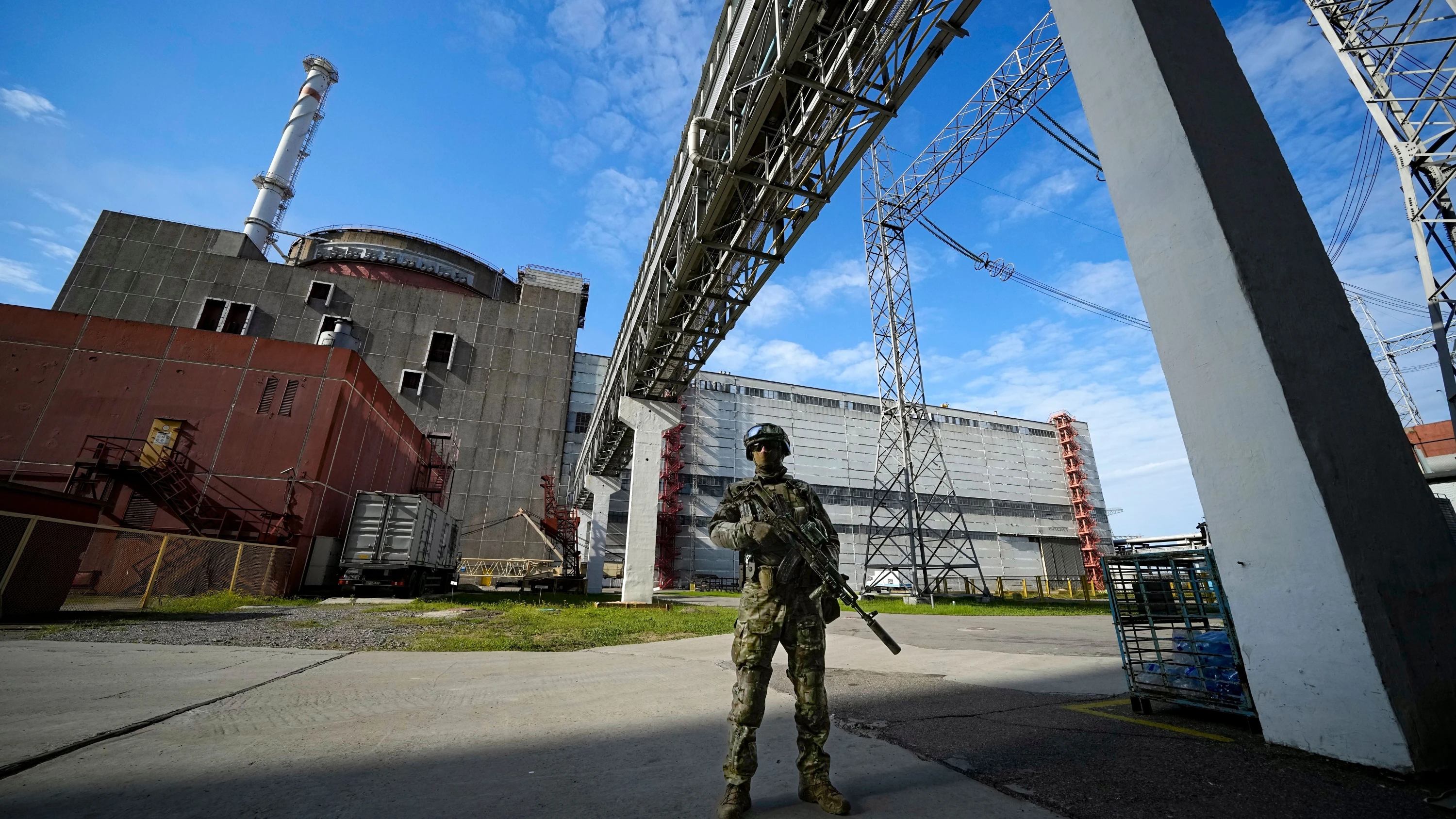 : Auf diesem während einer vom russischen Verteidigungsministerium organisierten Reise aufgenommenen Foto bewacht ein russischer Soldat einen Bereich des Kernkraftwerks Saporischschja. (Archivbild) - dpa