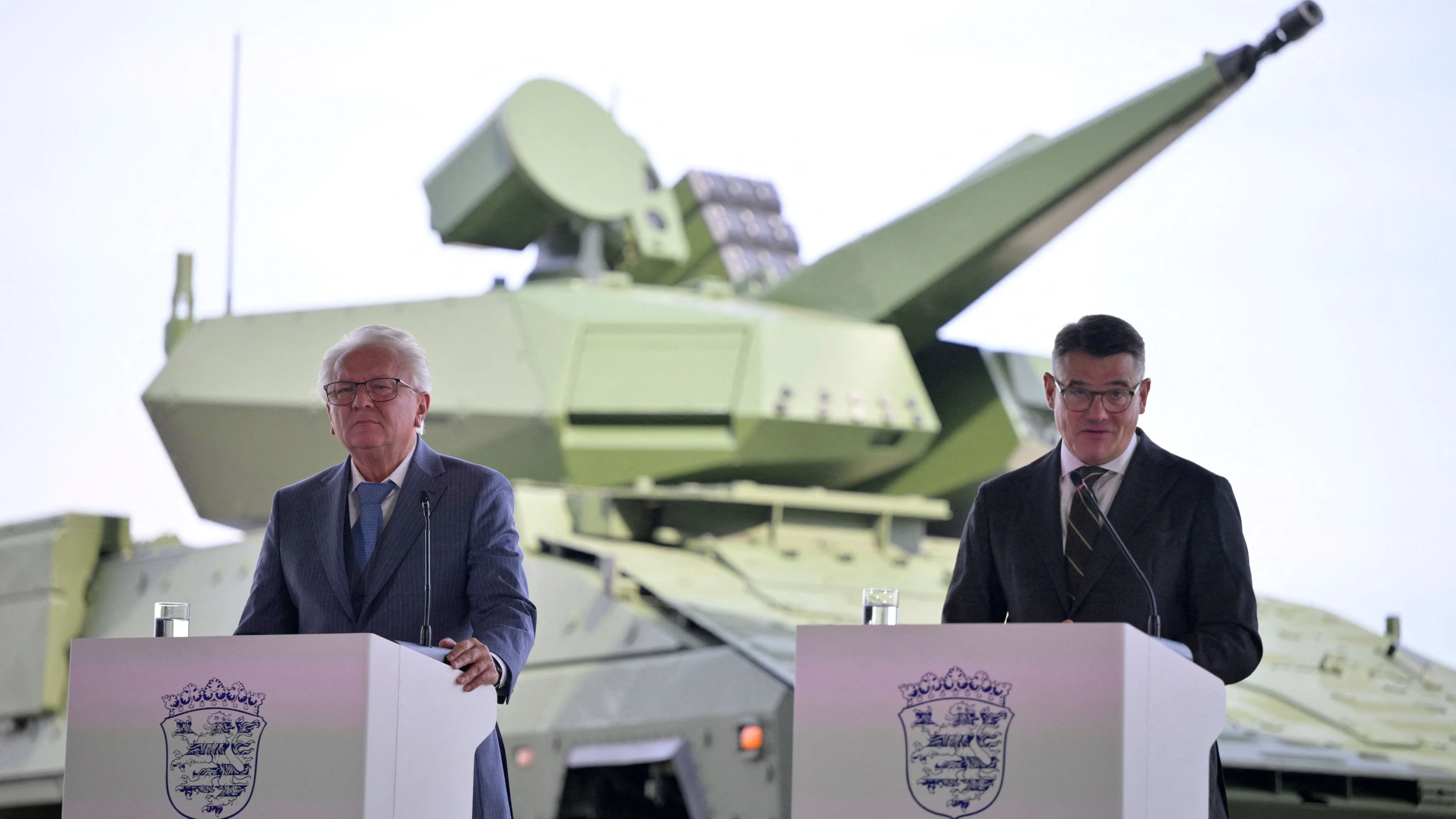 Ankündigung eines „Defence Hub Nordhessen“: Rheinmetall-Chef Armin Papperger und der hessische Ministerpräsident Boris Rhein am Flughafen Kassel-Calden - AFP