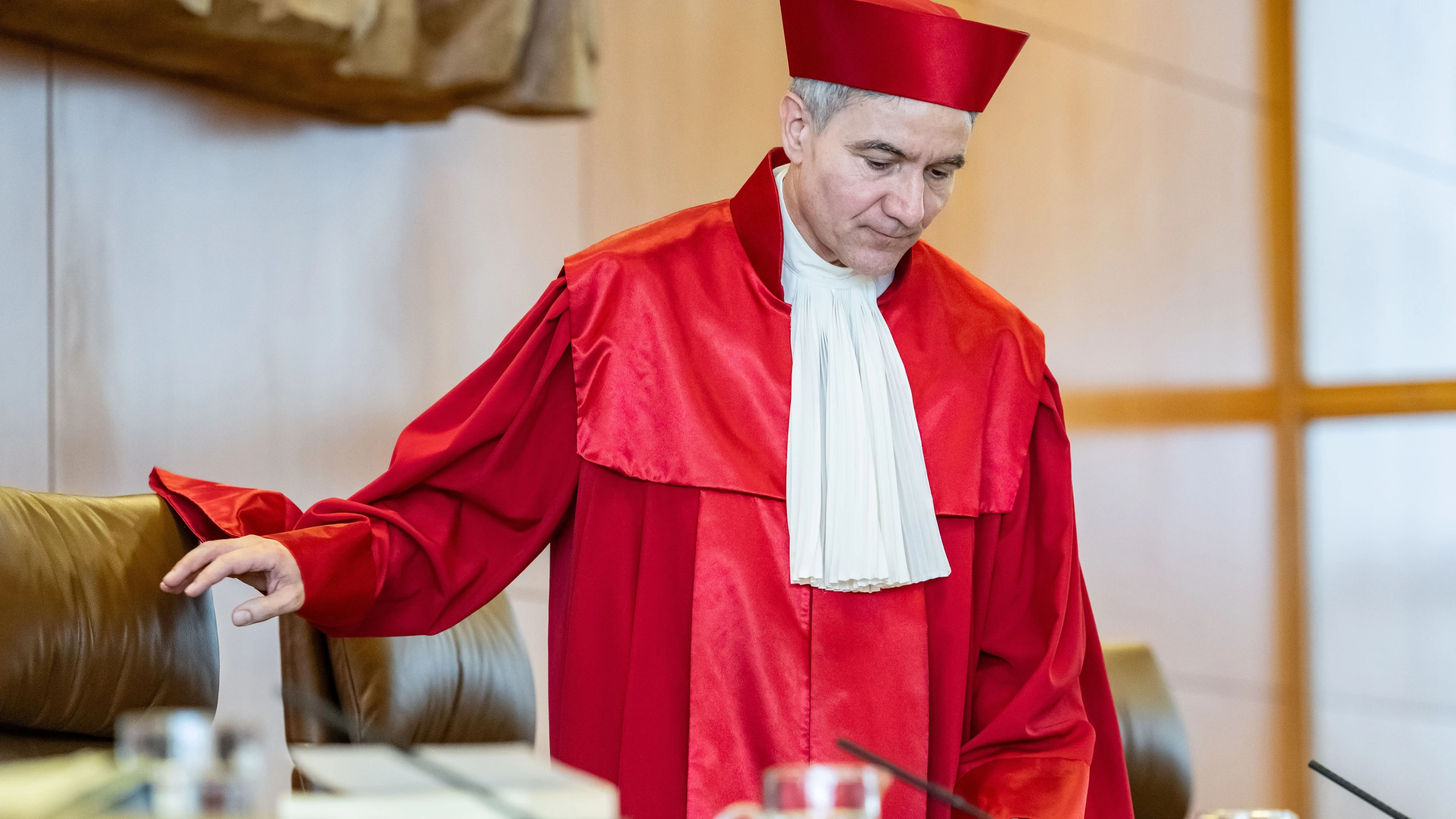 Am 7. Juli 2026 leitete Stephan Harbarth, der Präsident des Bundesverfassungsgerichts, die mündliche Verhandlung des Ersten Senats zum Bayerischen Polizeiaufgabengesetz. Verschafft die Routinekontrolle von Sicherheitsgesetzen den Bürgern ein trügerisches Sicherheitsgefühl? - dpa