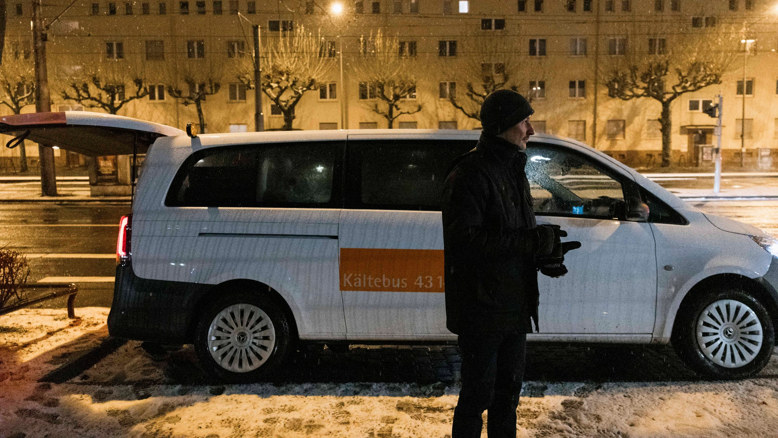 Unterwegs im Kältebus: Mit Tee, Süßigkeiten und Respekt Unterwegs im Kältebus: Mit Tee, Süßigkeiten und Respekt