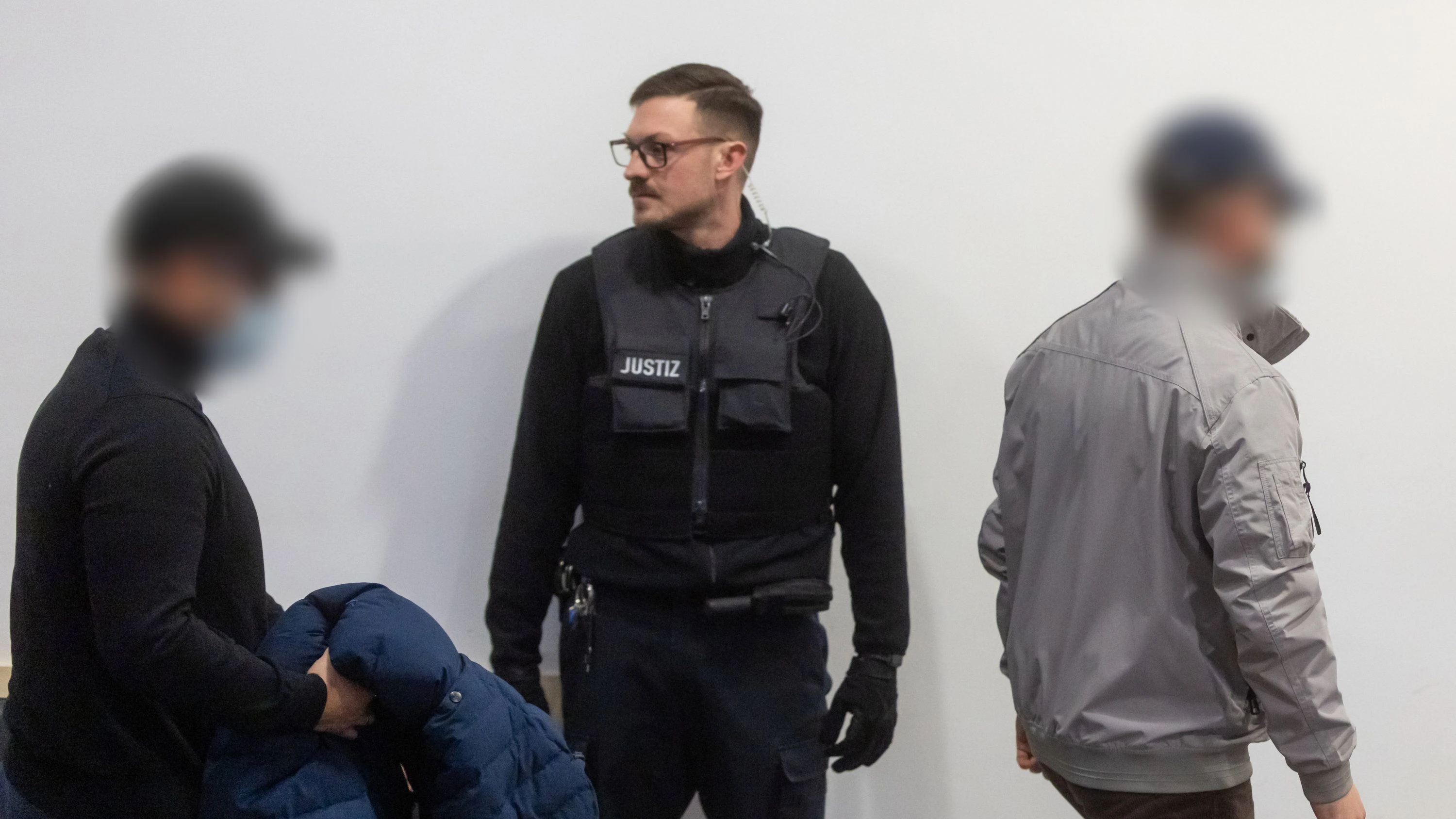 Neonazis gegen Journalisten: Sie drängten ihren Wagen ab und stachen auf sie ein