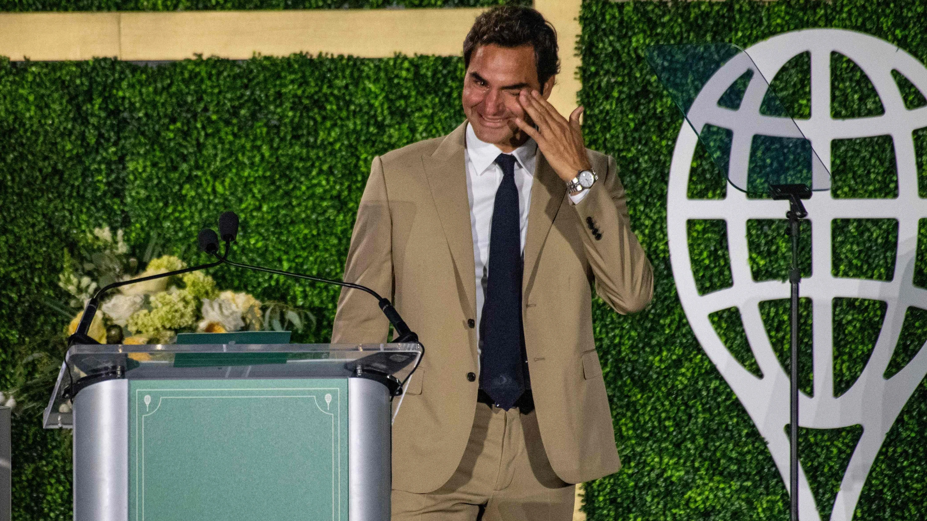 Emotionaler Höhepunkt: Bei der Laudatio seiner Frau kamen Federer die Tränen - AFP