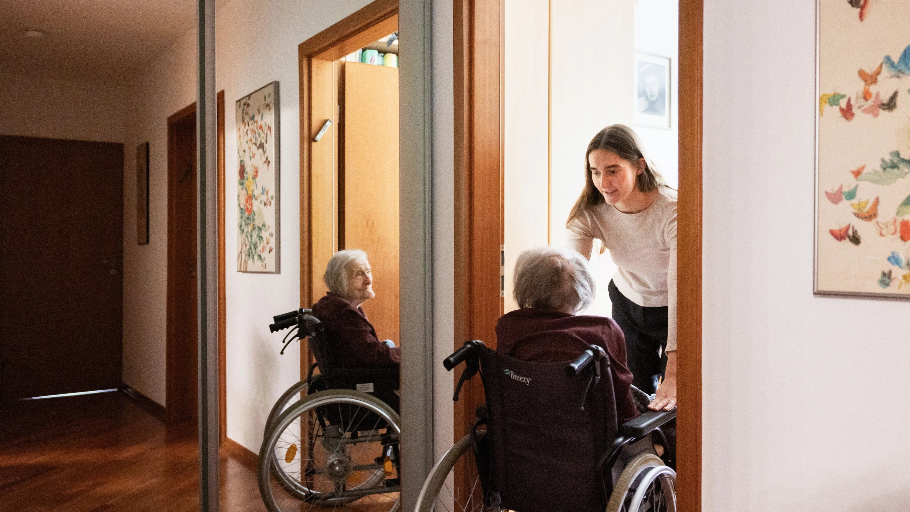 Katharina und ihre Großmutter Erika unterhalten sich in der Küche der Wohnung der Familie. Fotografiert am 25.08.26 in wiesbaden.