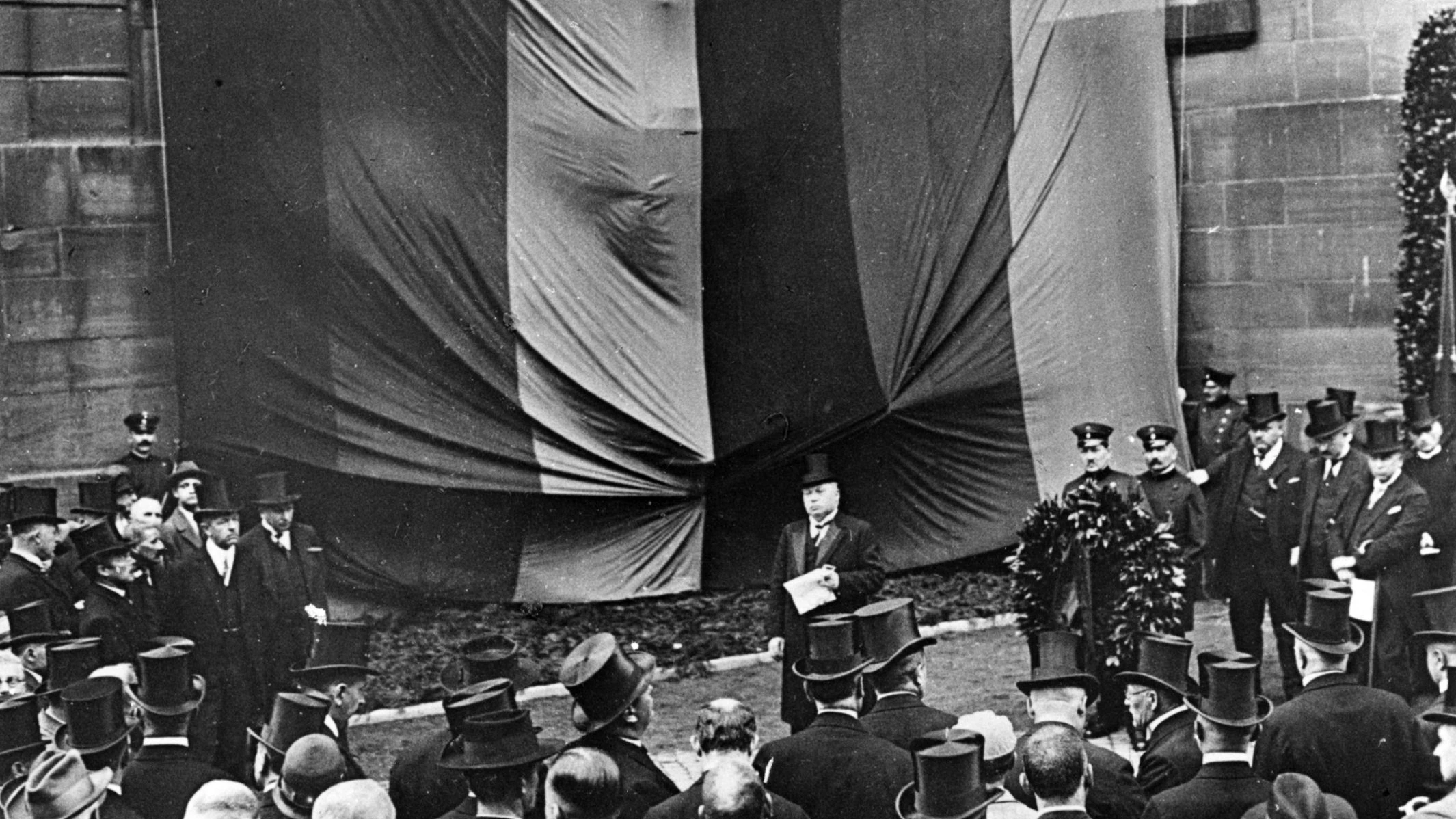 Die erste deutsche Demokratie feiert: Enthüllung des Friedrich-Ebert-Denkmals an der Seite der Paulskirche am 11. August 1926. - Institut für Stadtgeschichte Frankfurt
