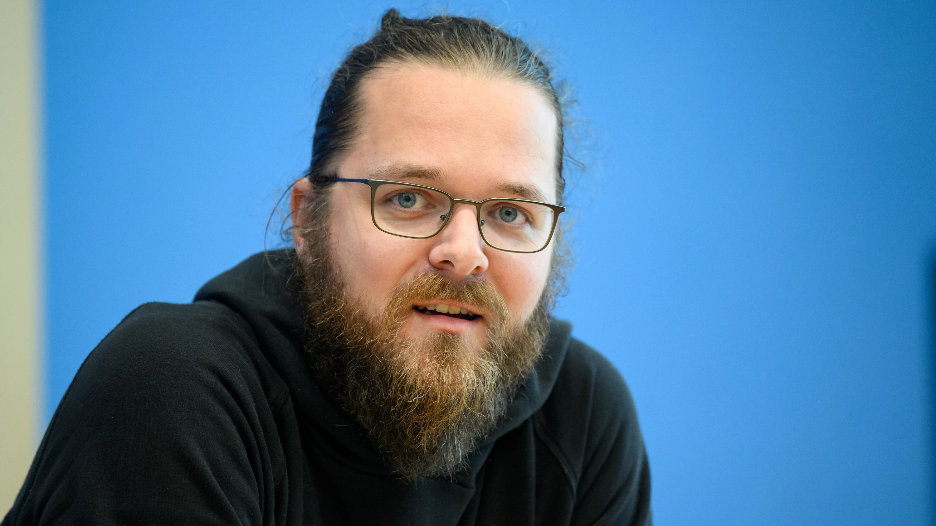 Der Aktivist und Sachbuchautor Arne Semsrott - dpa