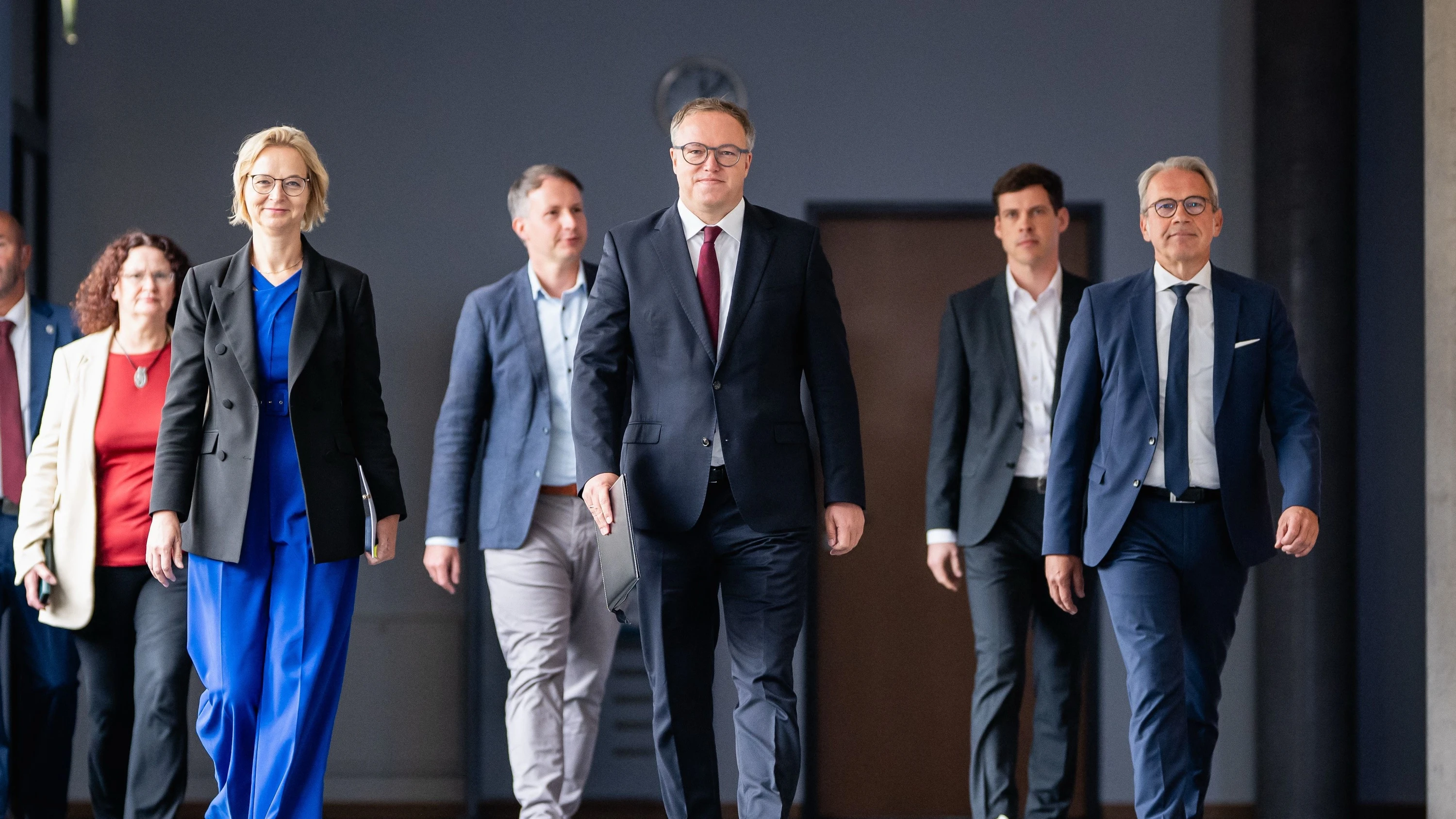 Ministerpräsident Mario Voigt (Mitte, CDU), Finanzministerin Katja Wolf (2. v. l.) und Innenminister Georg Maier (rechts, SPD) am Freitag im Thüringer Landtag - dpa