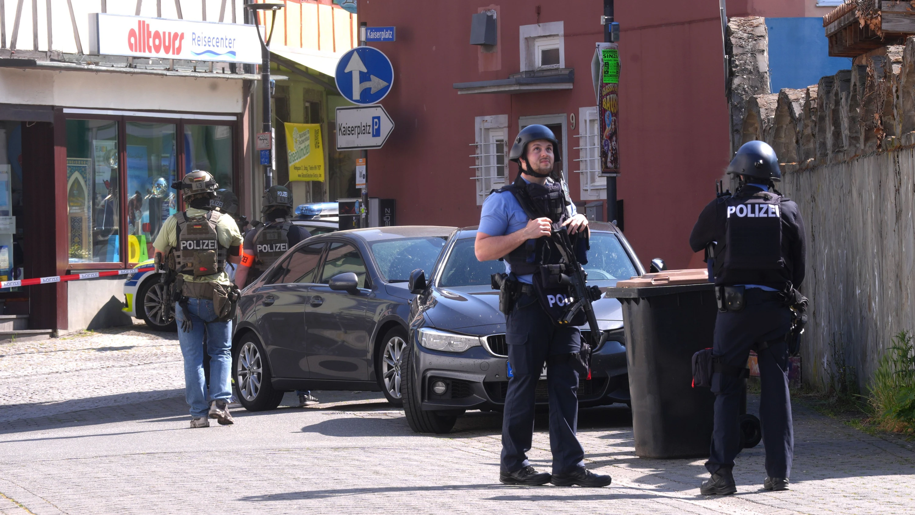 Bild: Geisel-Alarm: Tätersuche dauert nach Großeinsatz in Sinziger Bank an