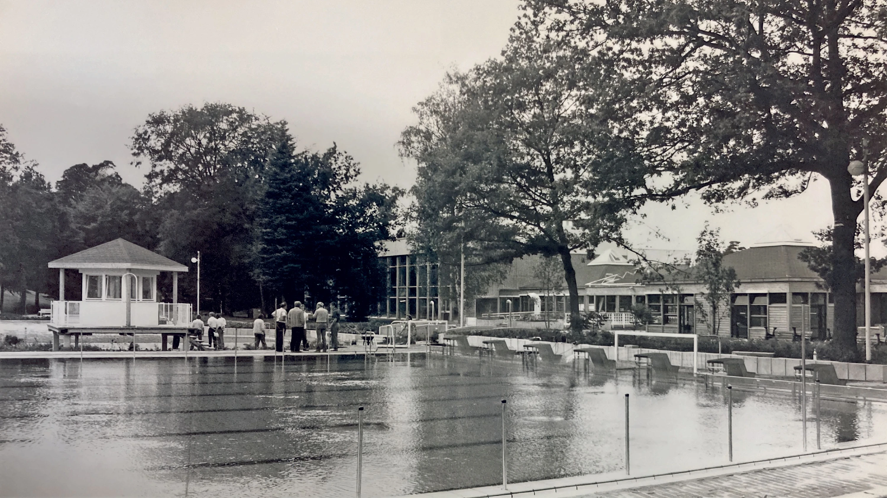 Blick auf das Sportbecken: Heute wie damals können ambitionierte Schwimmer hier ihre Bahnen ziehen. - Stadtarchiv Neu Isenburg