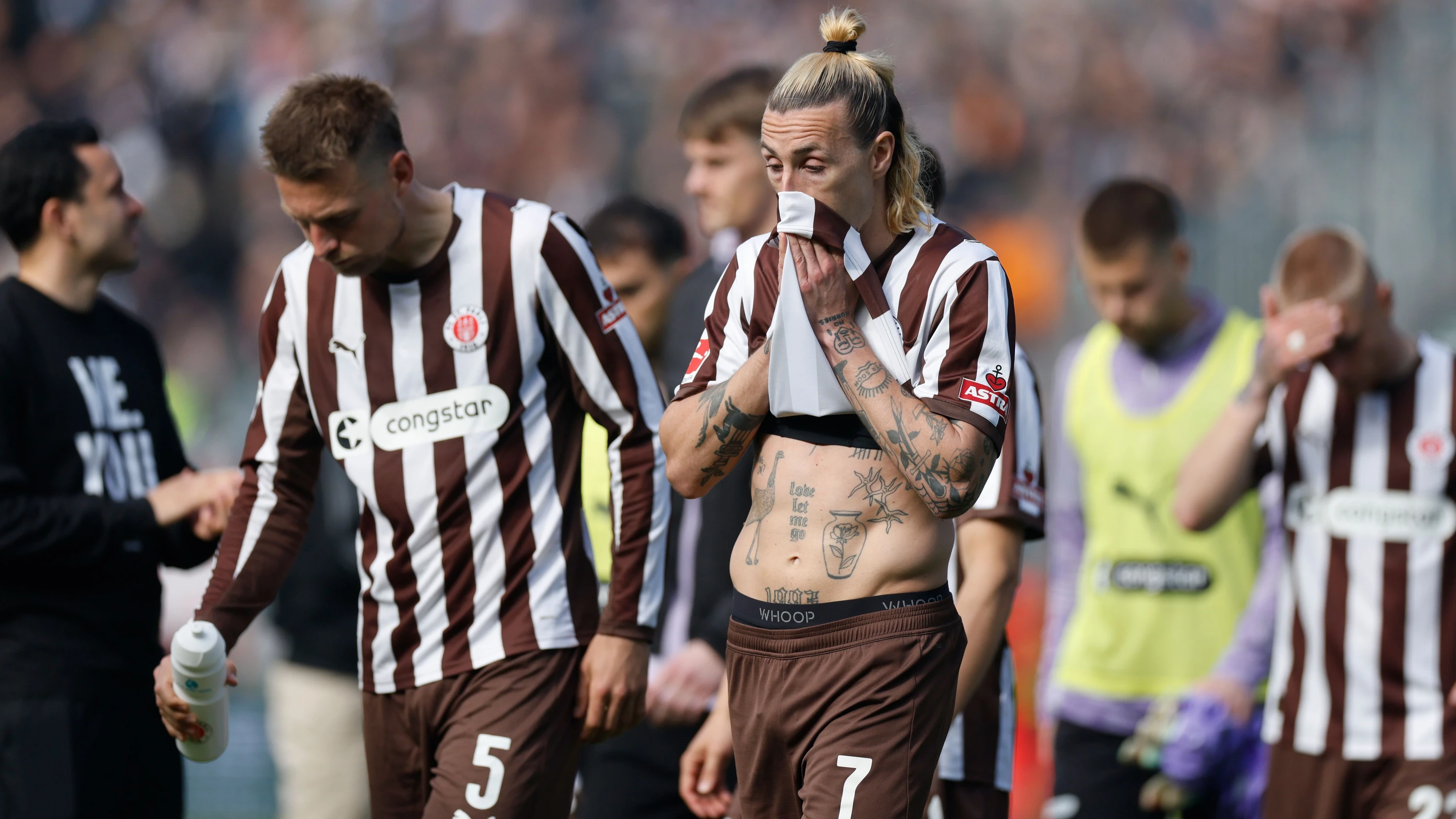 Kapitän Jackson Irvine (Mitte) wird auch in der zweiten Bundesliga beim FC St. Pauli bleiben. - dpa
