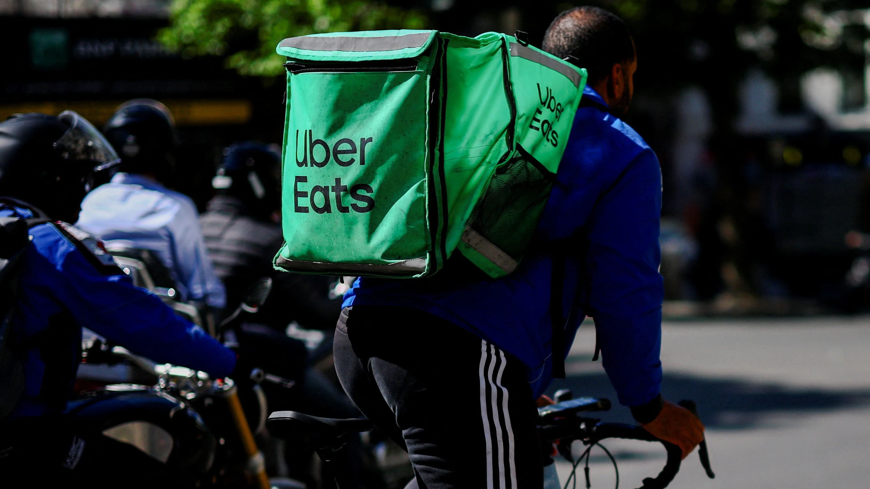 Ein Kurier für Uber eats in Paris - Reuters